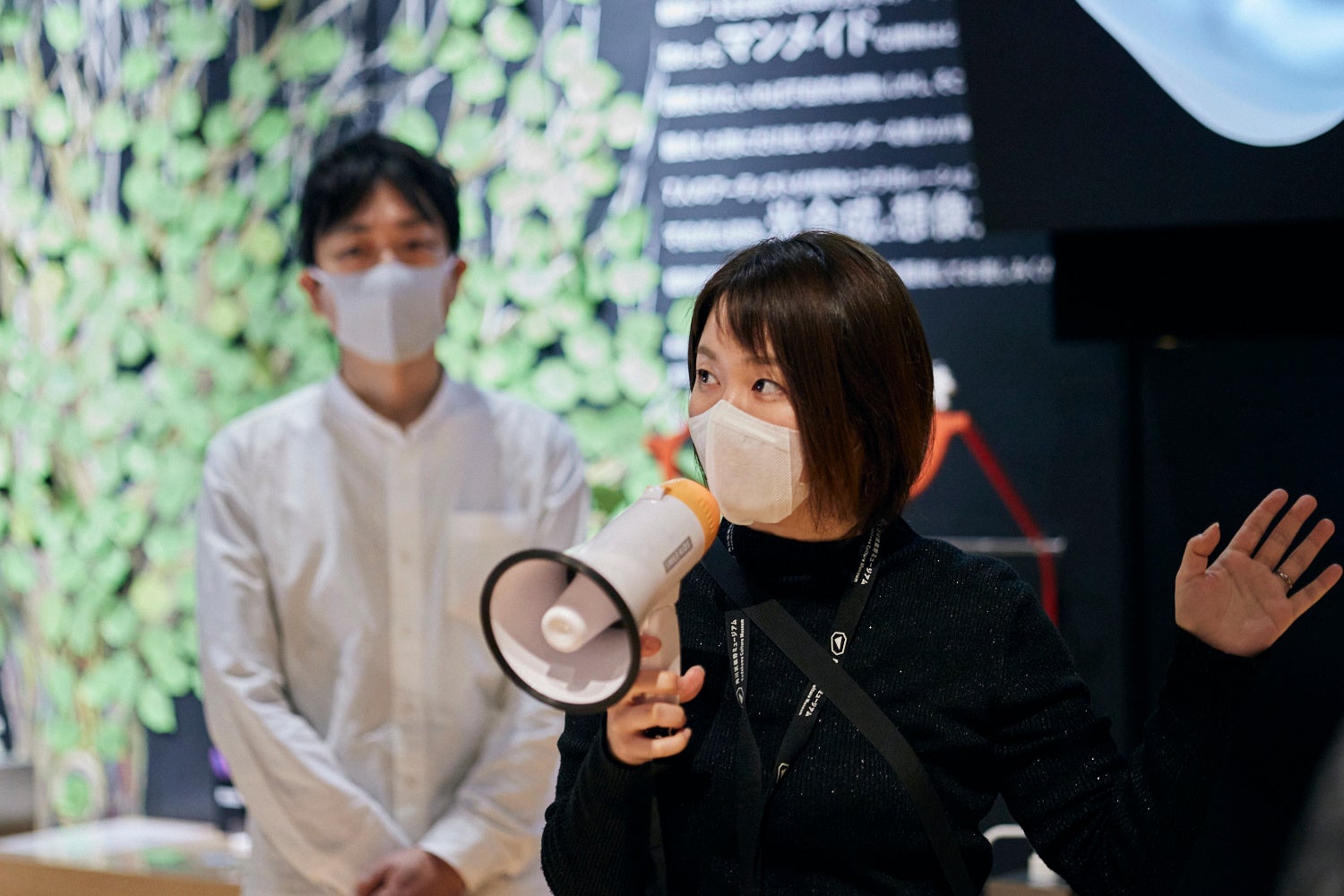 角川武蔵野ミュージアム学芸員による【本田亮 葉っぱでアート】の解説風景