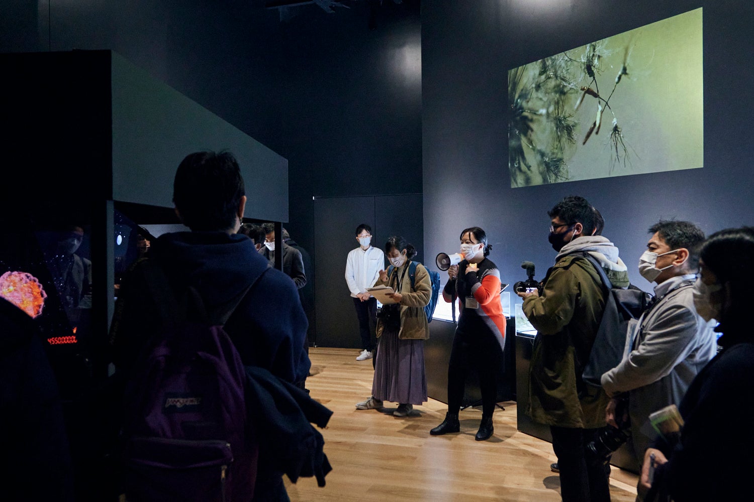 角川武蔵野ミュージアム学芸員による【荒俣ワンダーホログラム　神もダーウィンもないシン・宇宙史】の解説風景
