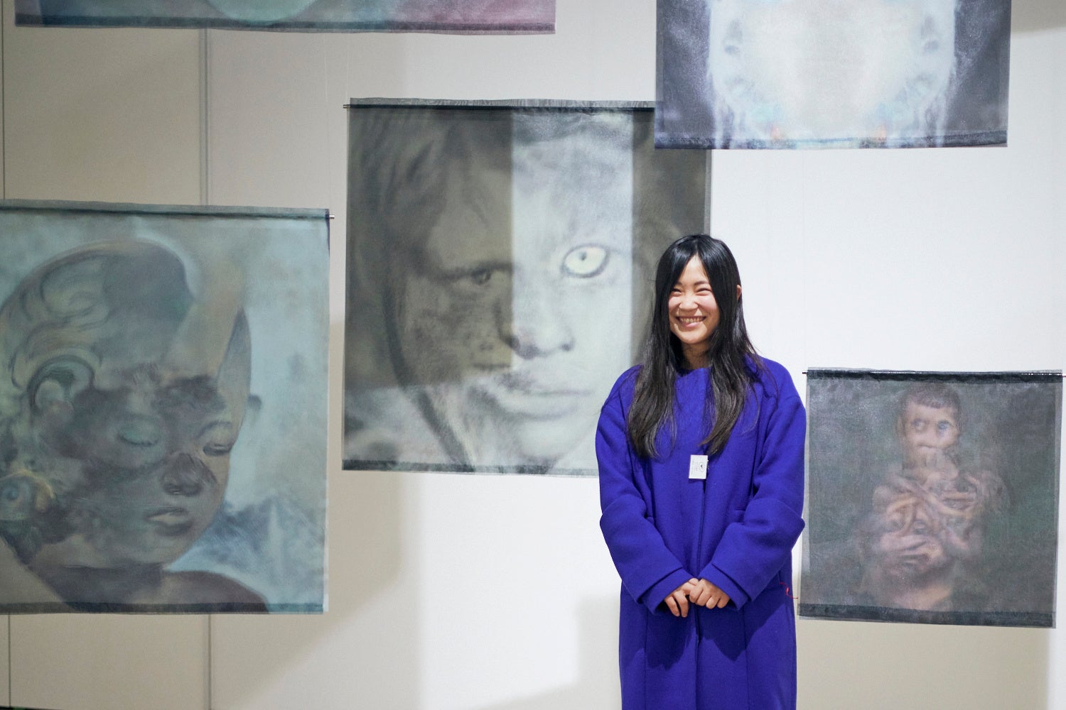 新作「Re forming 《 I 》」の前の大小島真木 氏