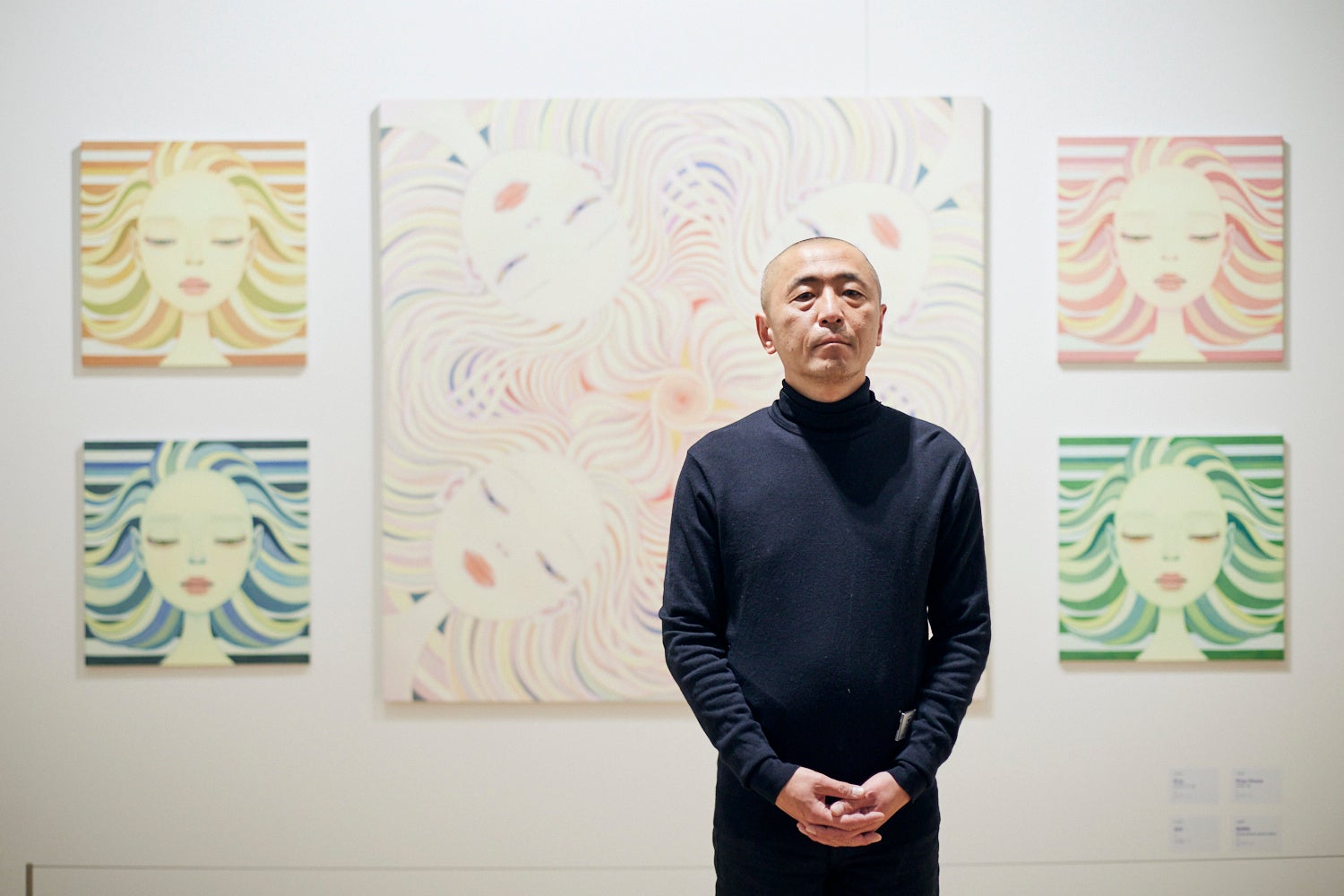 アマビエ作品「SHI」の前の川島秀明 氏