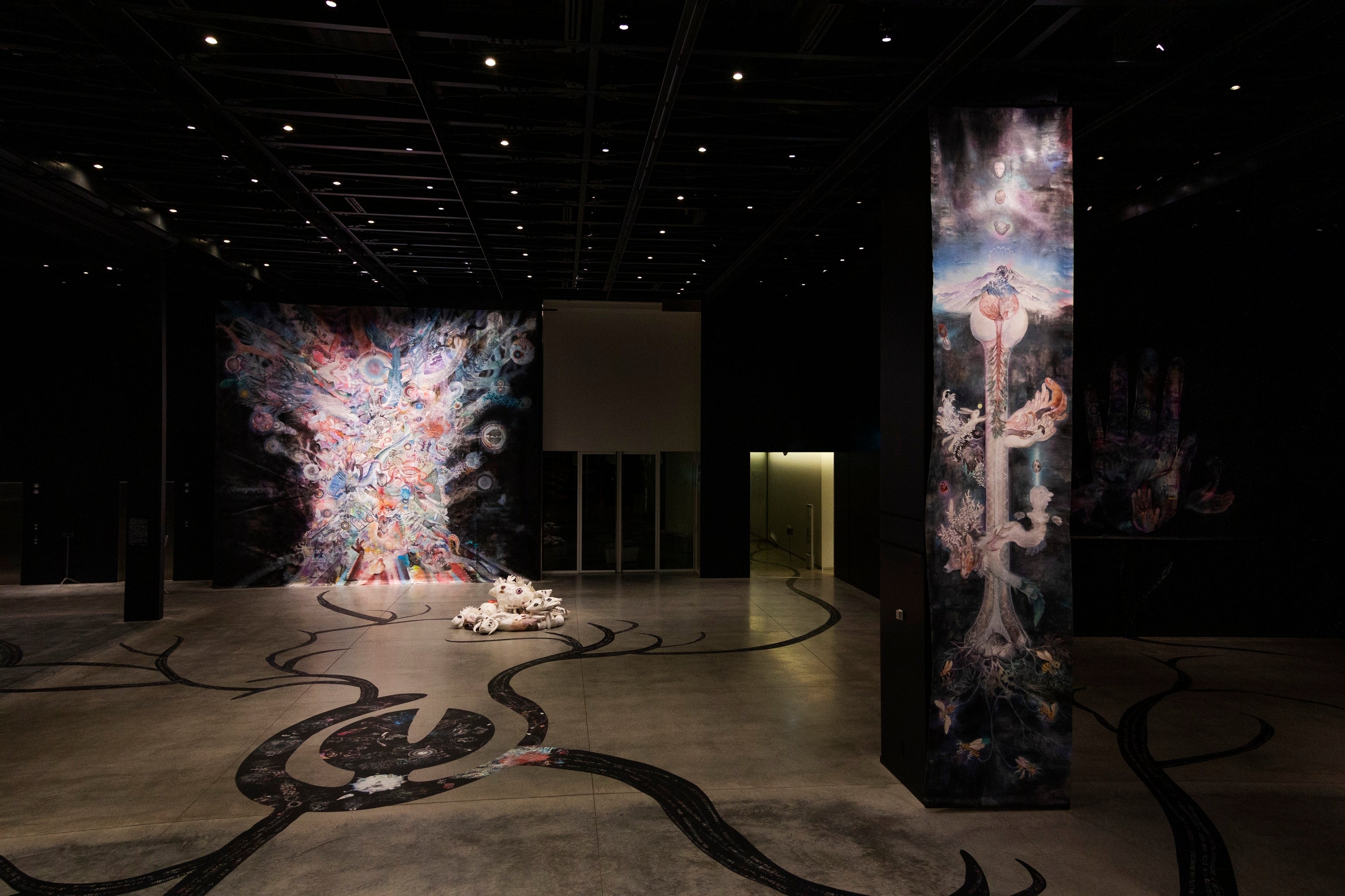 大小島真木「綻びの螺旋」／2021／サイズ可変／ミクストメディア・インスタレーション／ 写真：足利森／© 2021 Maki Ohkojima Courtesy of Kadokawa Culture Museum