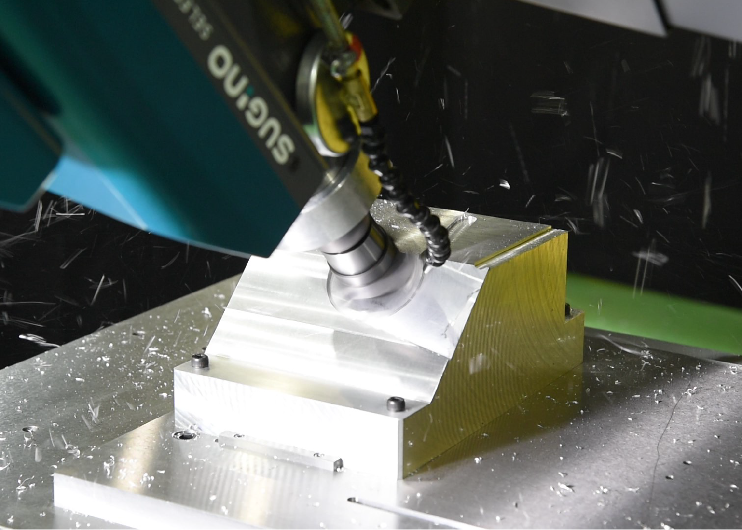 φ80フェイスミルによるフライス加工の様子