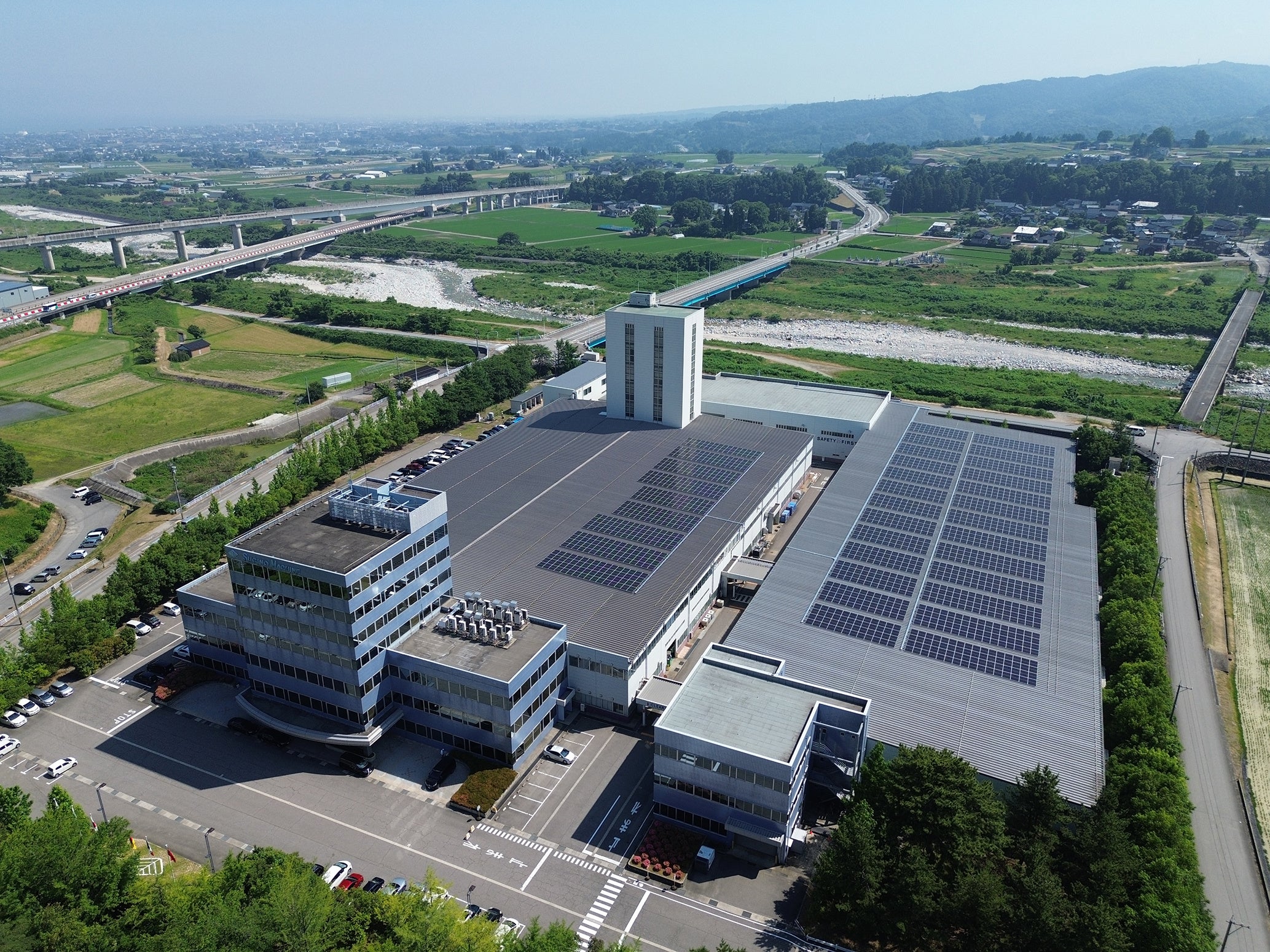 太陽光発電設備を設置した本社・早月事業所