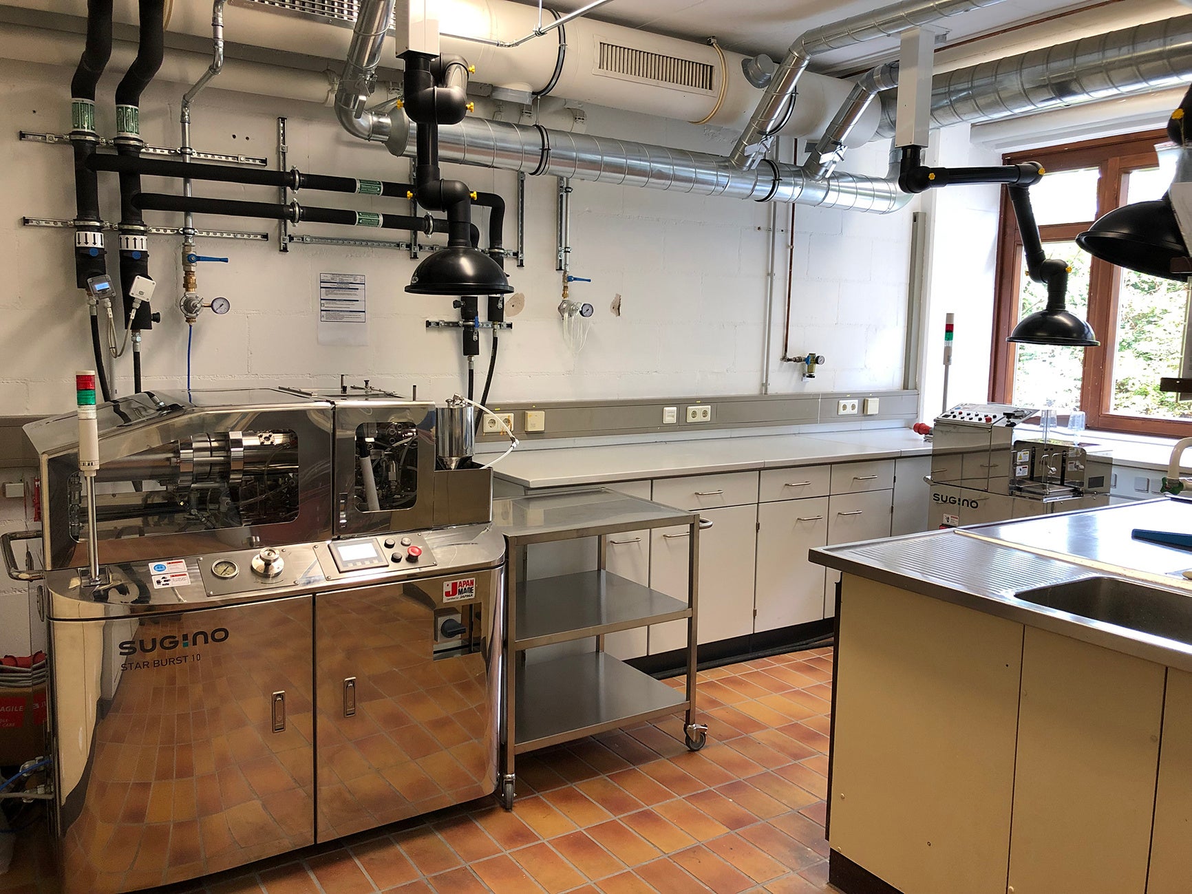 分散技術研究センター内の共同実験室 