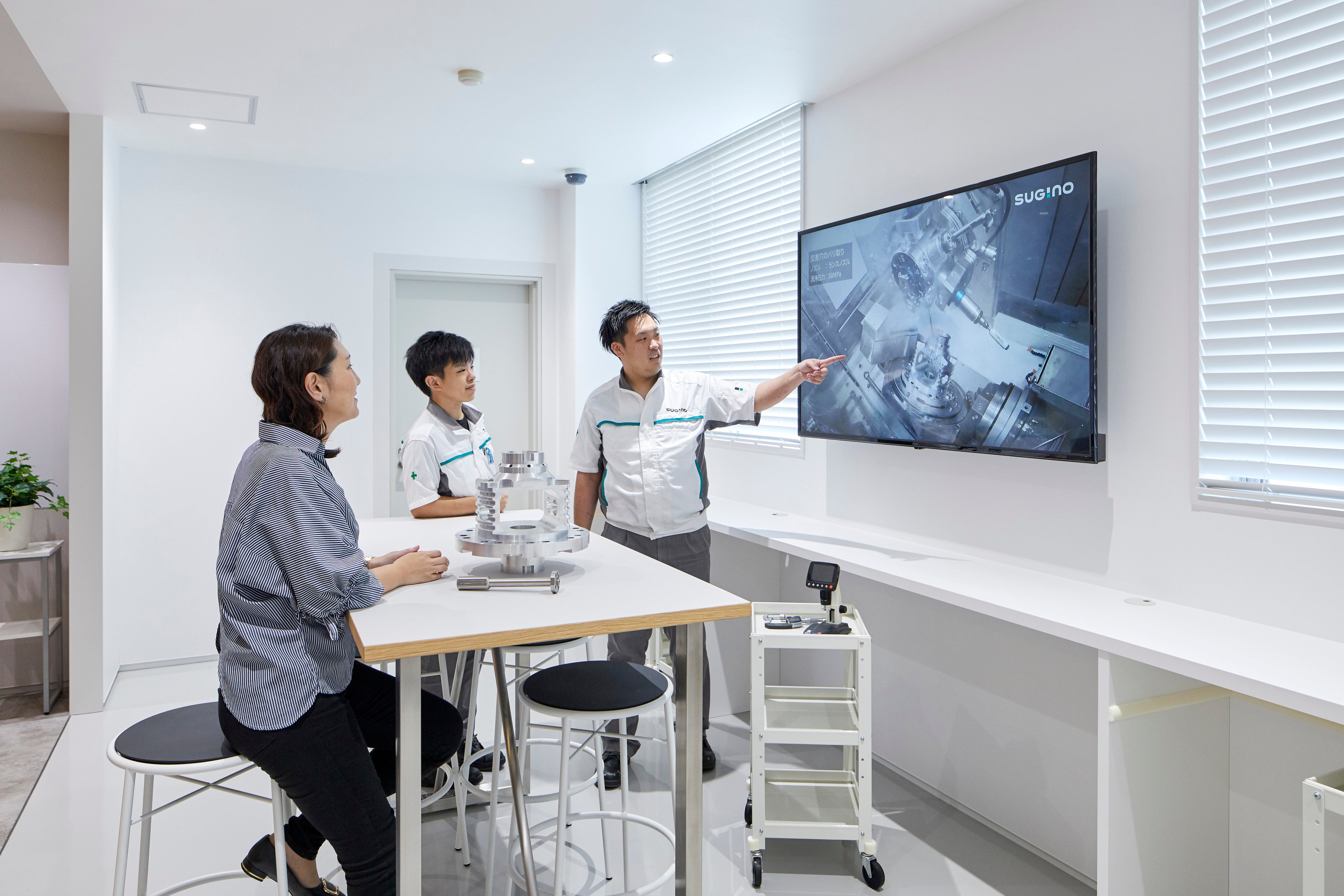 打合せと軽作業ができるHubエリア