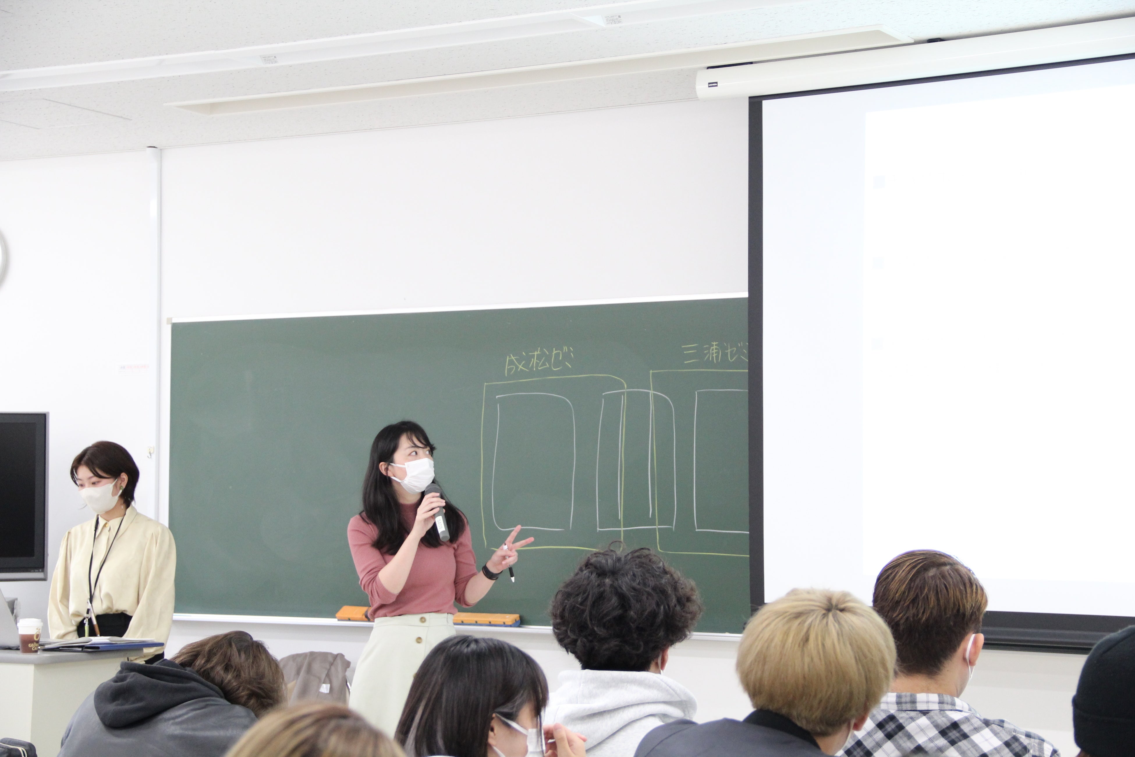 敬愛大学にてペリエ社員と学生の意見交換