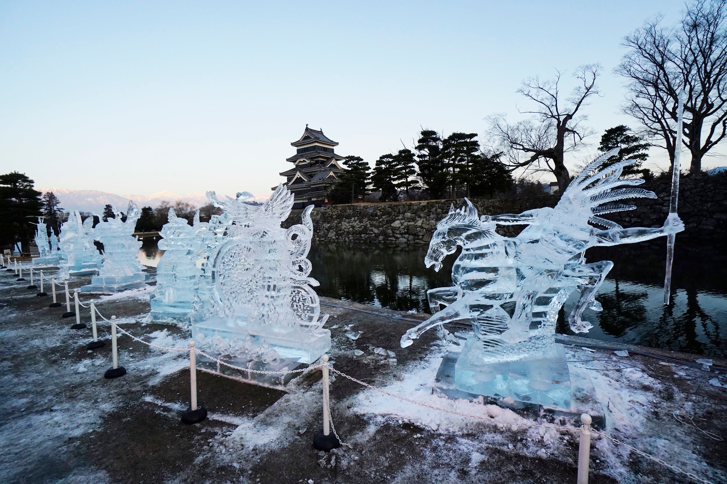 松本城と光と氷 史上初の試み 冬の風物詩 氷彫フェスティバル と 松本市イルミネーション21 22 がコラボレーション 松本市 観光プロモーション課のプレスリリース