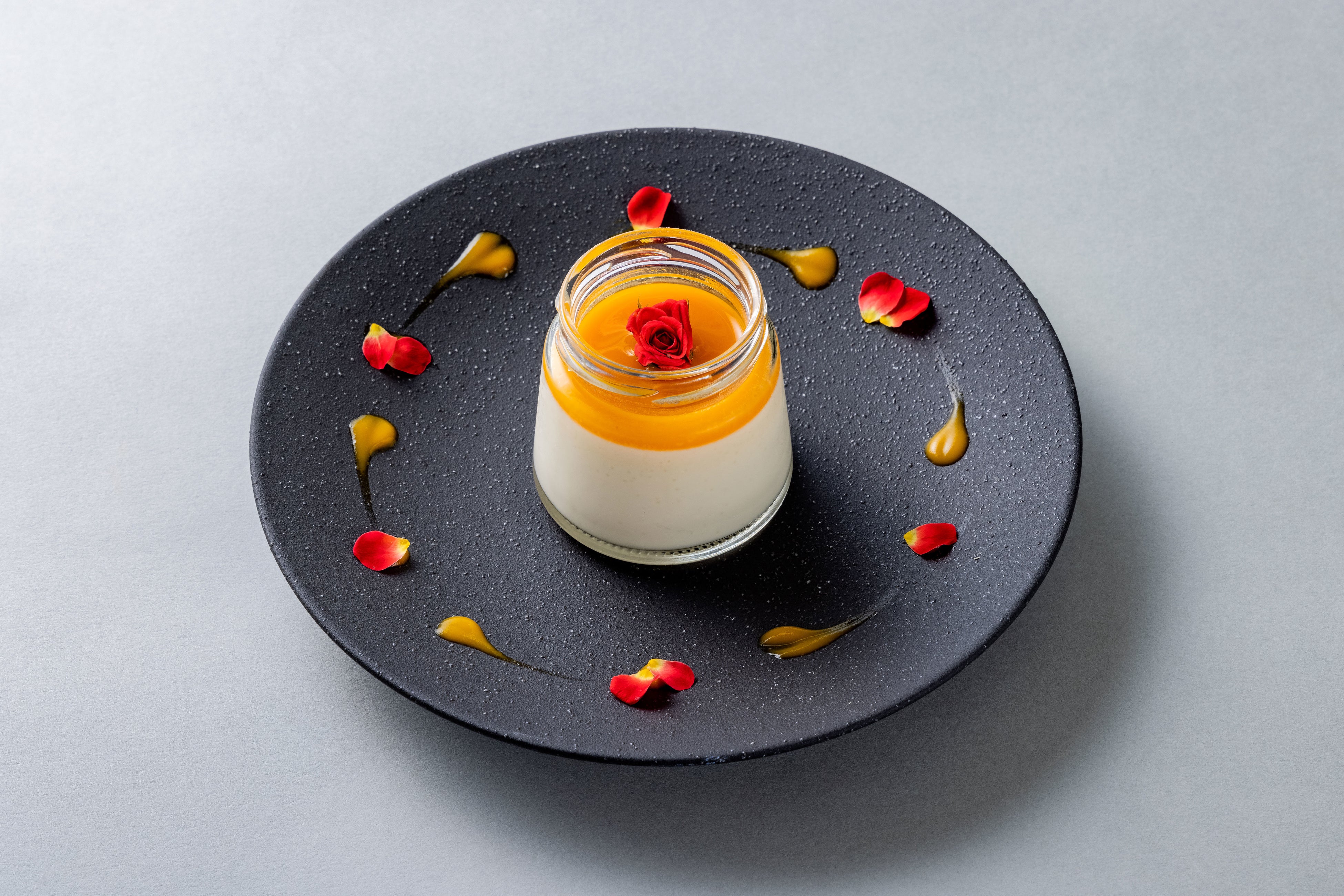 「Giovanni」の人気シェフとのコラボレーションスウィーツ EMOTIONALCHORD パンナコッタ：900円(税込)