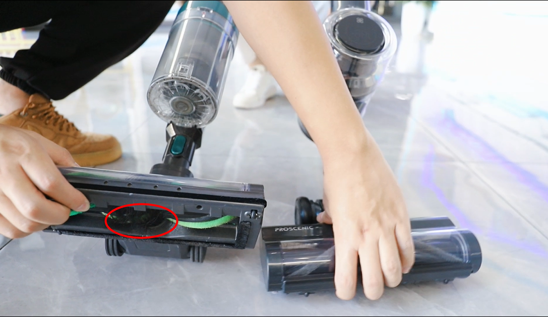 ProscenicのV字型絡まり防止ローラーブラシ：従来のローラー