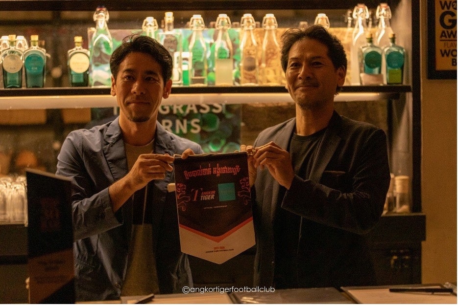 左：アンコールタイガーFCオーナー 加藤明拓氏、右：MAWSIM運営UNWASPA CO.,LTD. COO 津崎健治