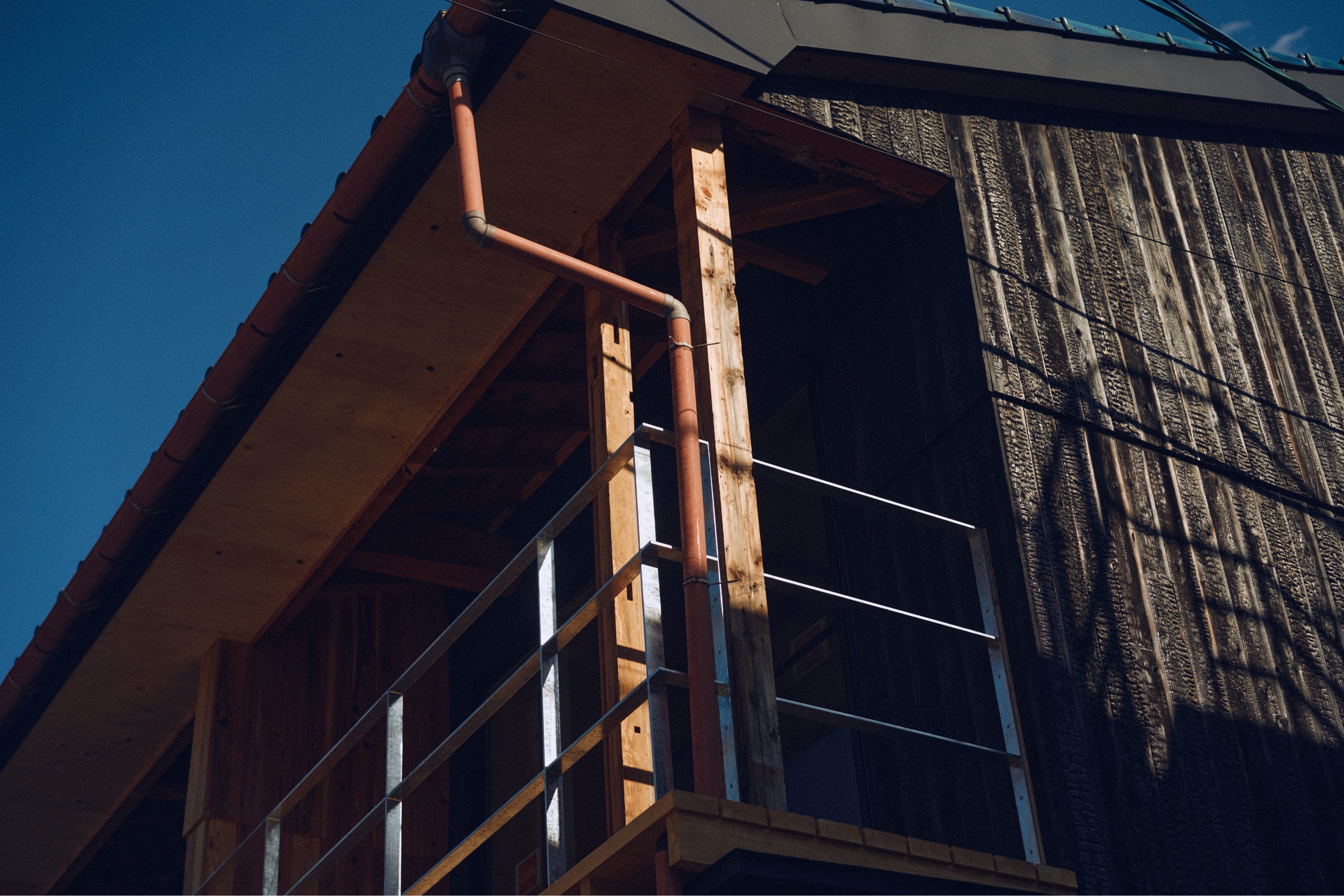 焼杉を使用したショップハウスの外壁