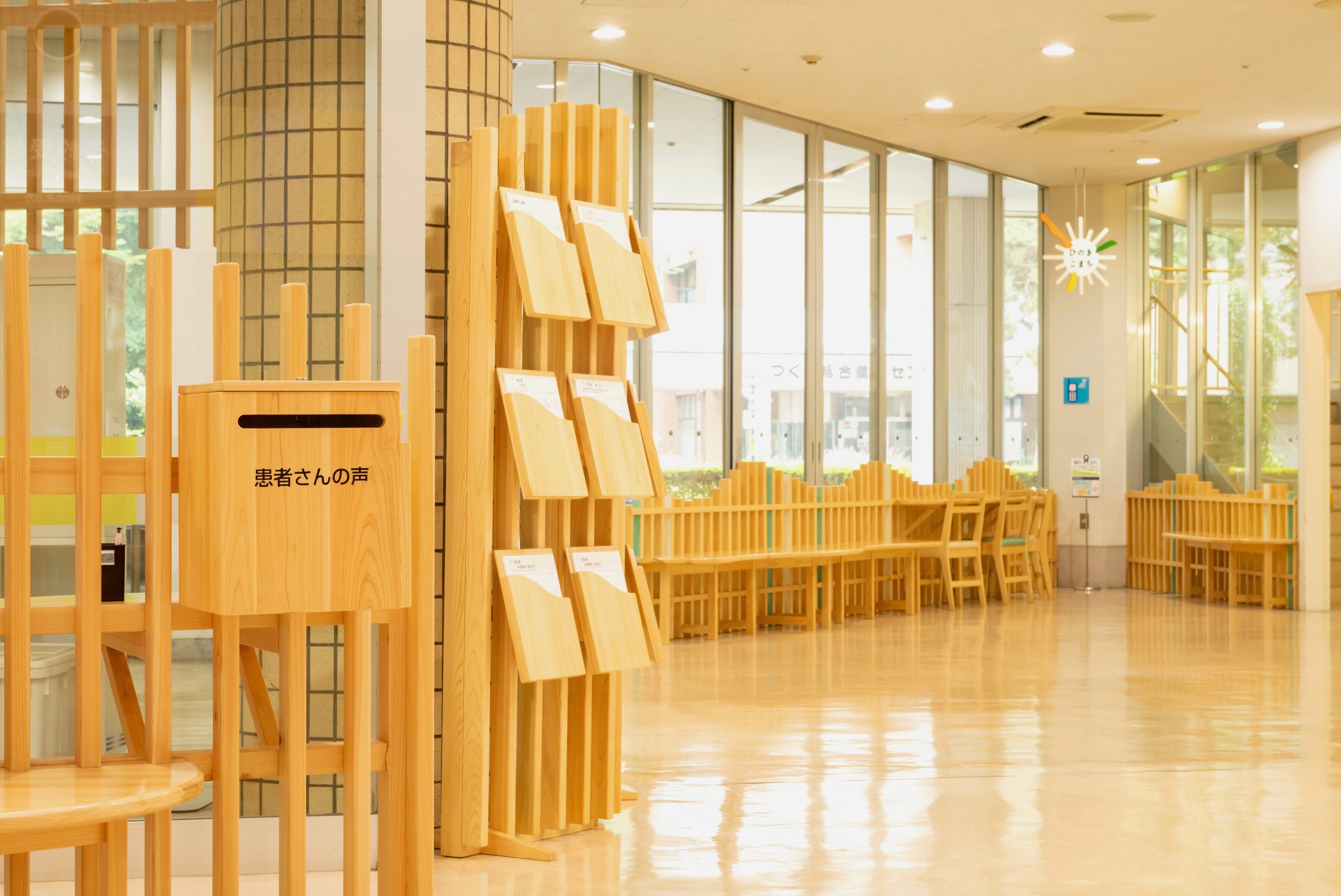 2018年に改修したヒノキ材を用いた病院エントランス
