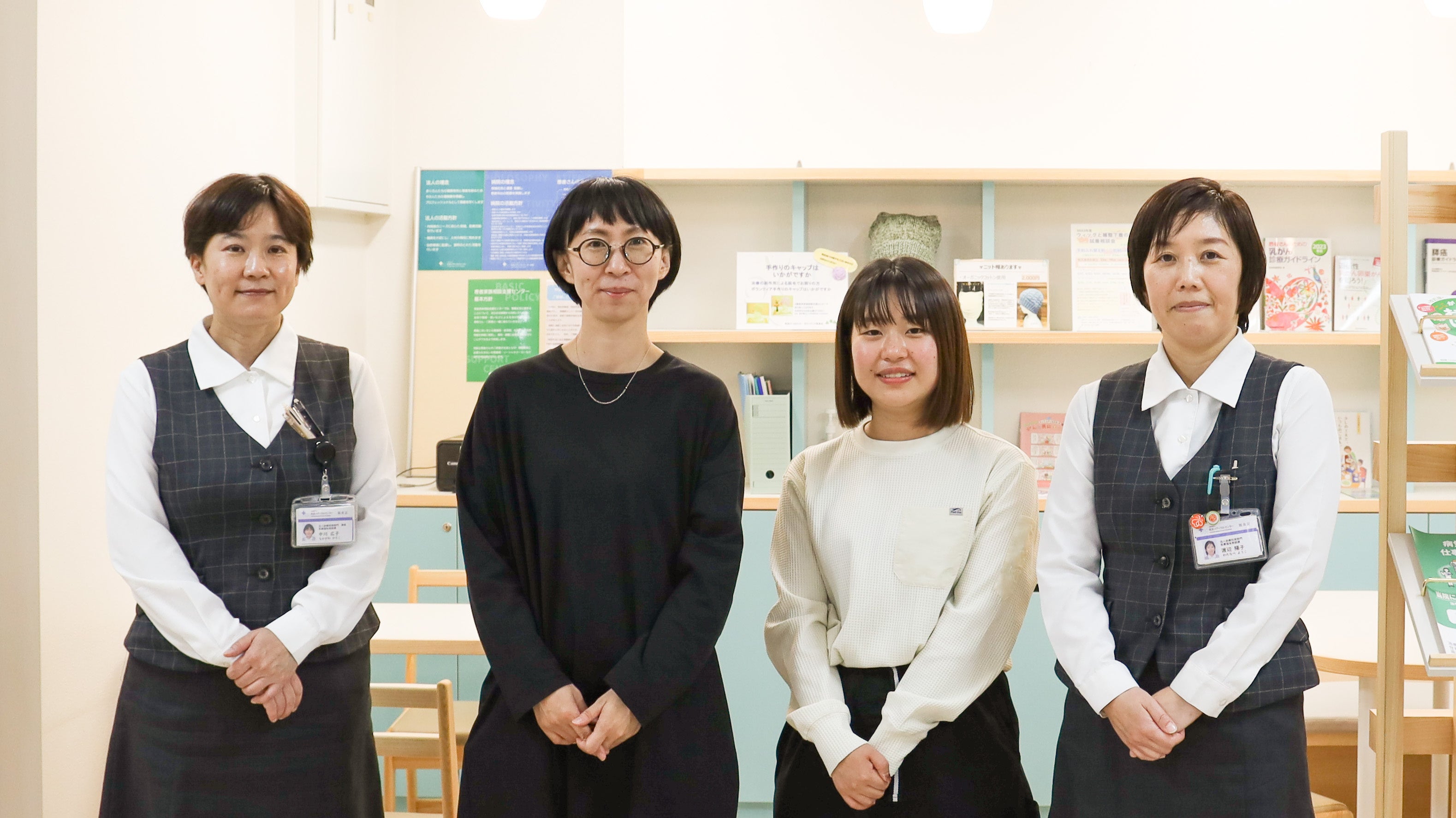 改修を担当したアートコーディネーター(中央２名)と、医療福祉相談課スタッフ(両端)