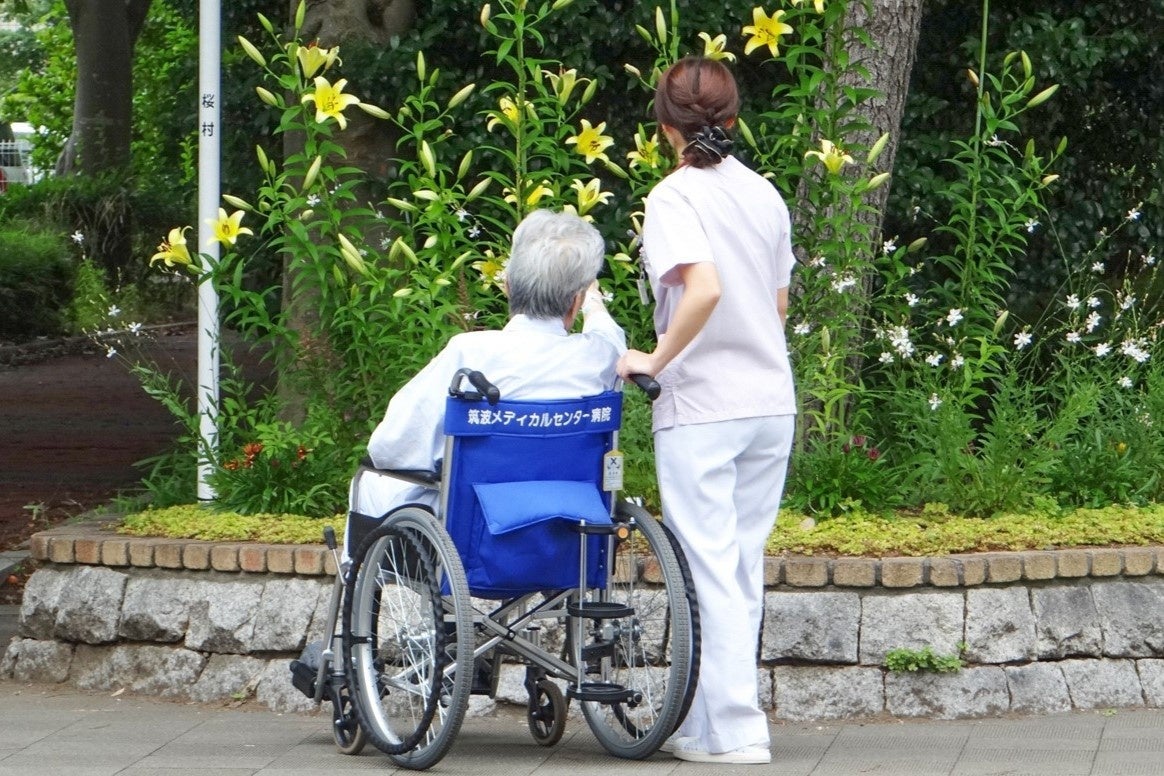紡ぎの庭を散歩する患者さんと職員