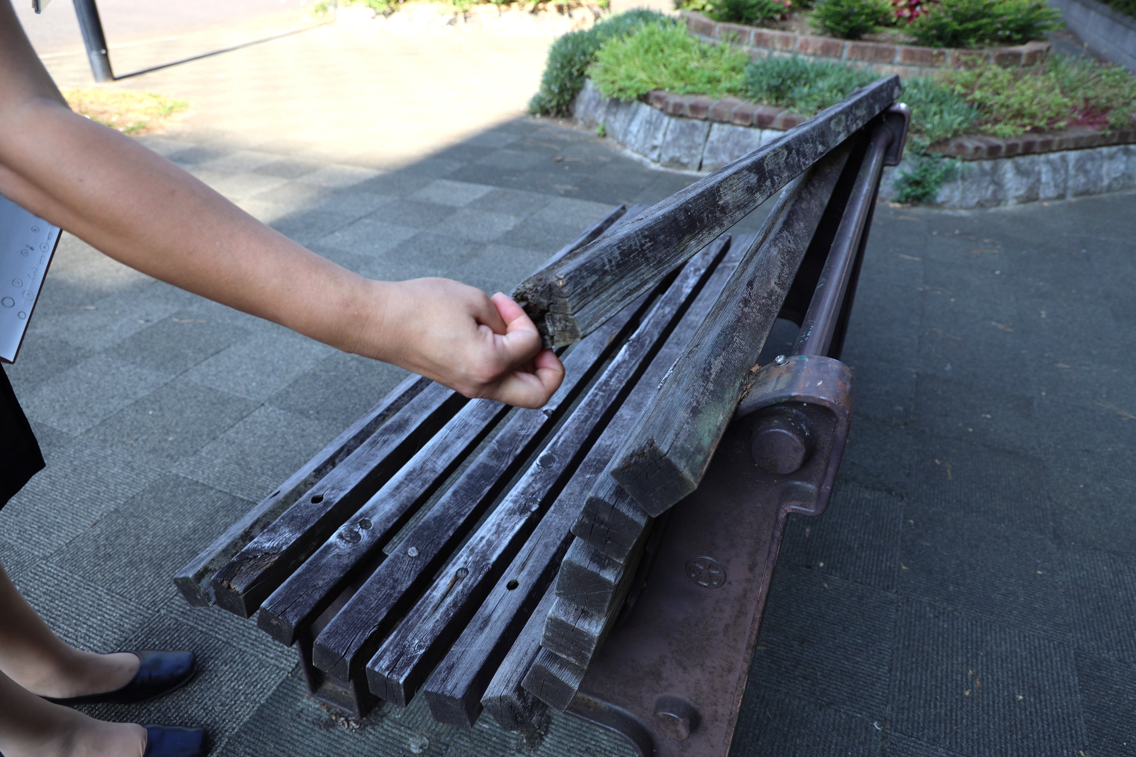 座面が割れたベンチ