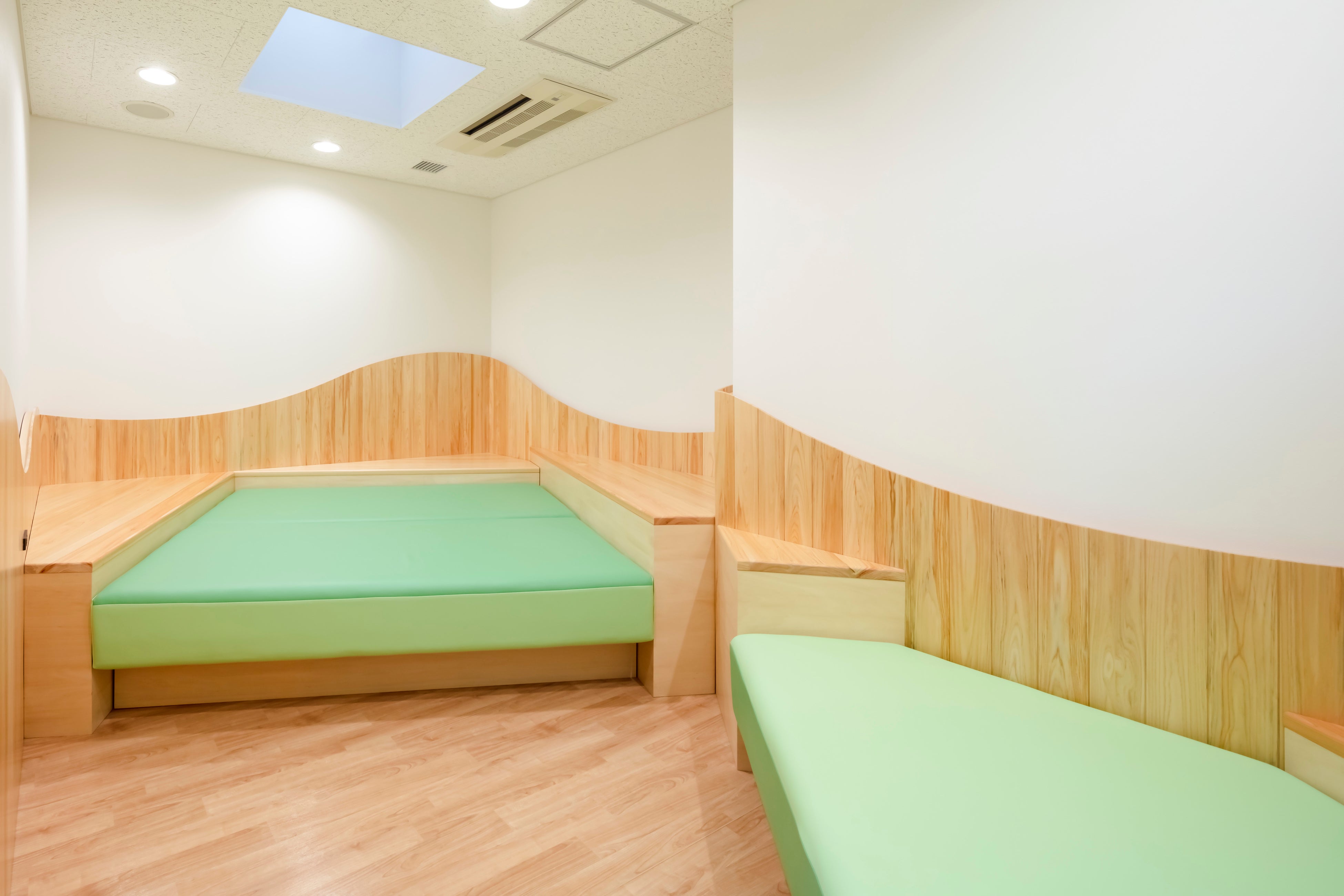 家族控室１：横になり休息できる小上がりタイプの部屋に改修