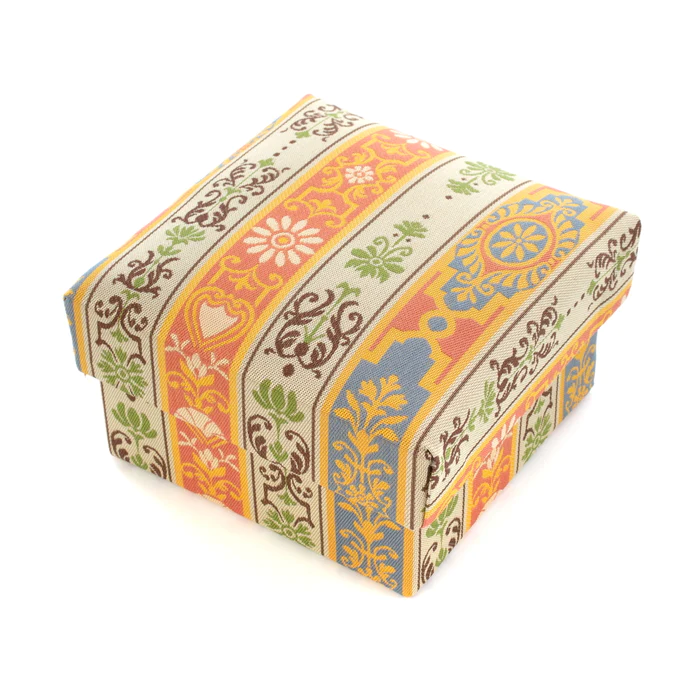 フランス ロワール河畔のお城の装飾に範を取りデザインされた柄「ロワール飾花文」を使用