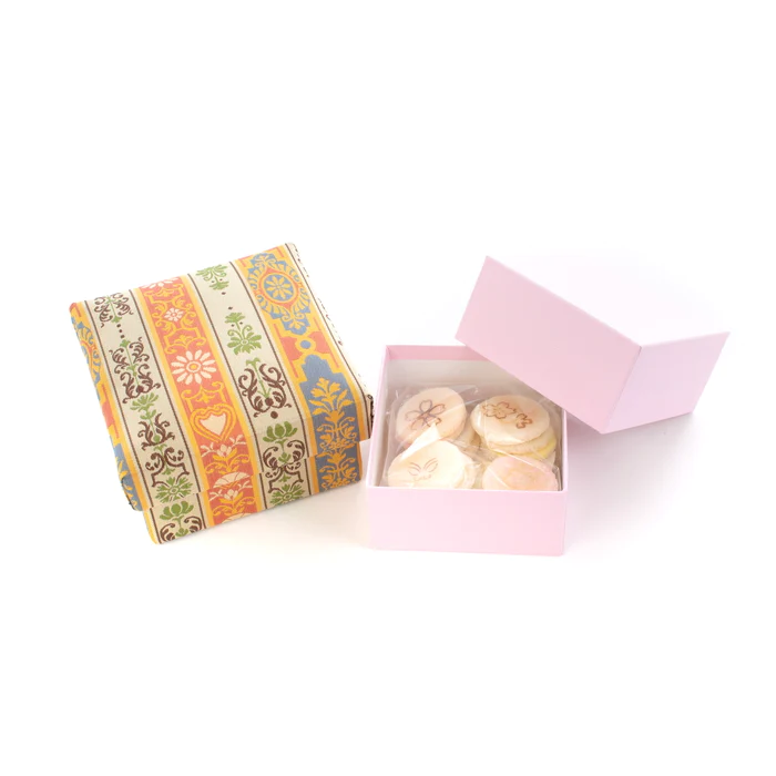 中には花や蝶などの焼印を施した末富の京ふうせんの詰め合わせ