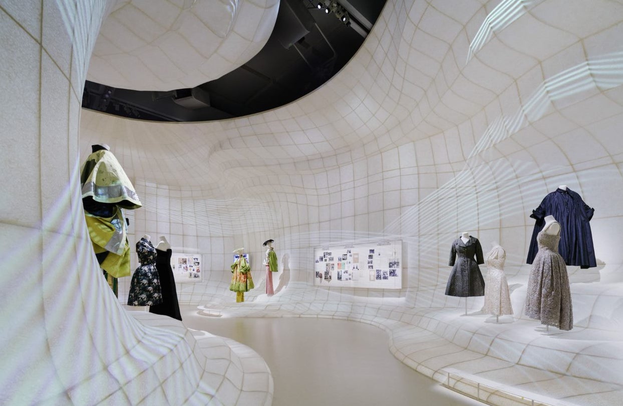 「クリスチャン・ディオール、夢のクチュリエ」展示風景(2022年)東京都現代美術館 ©︎DAICI ANO