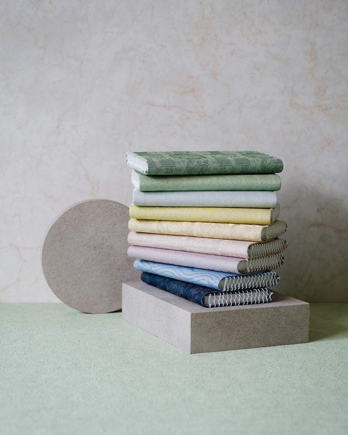 色とりどりのカラーがお茶席に華を添える懐紙入