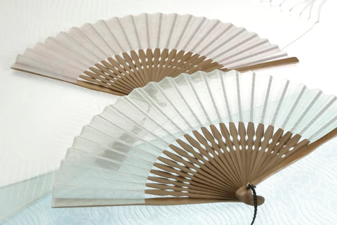 涼やかな風を運ぶ紗扇子は選べる色柄が人気