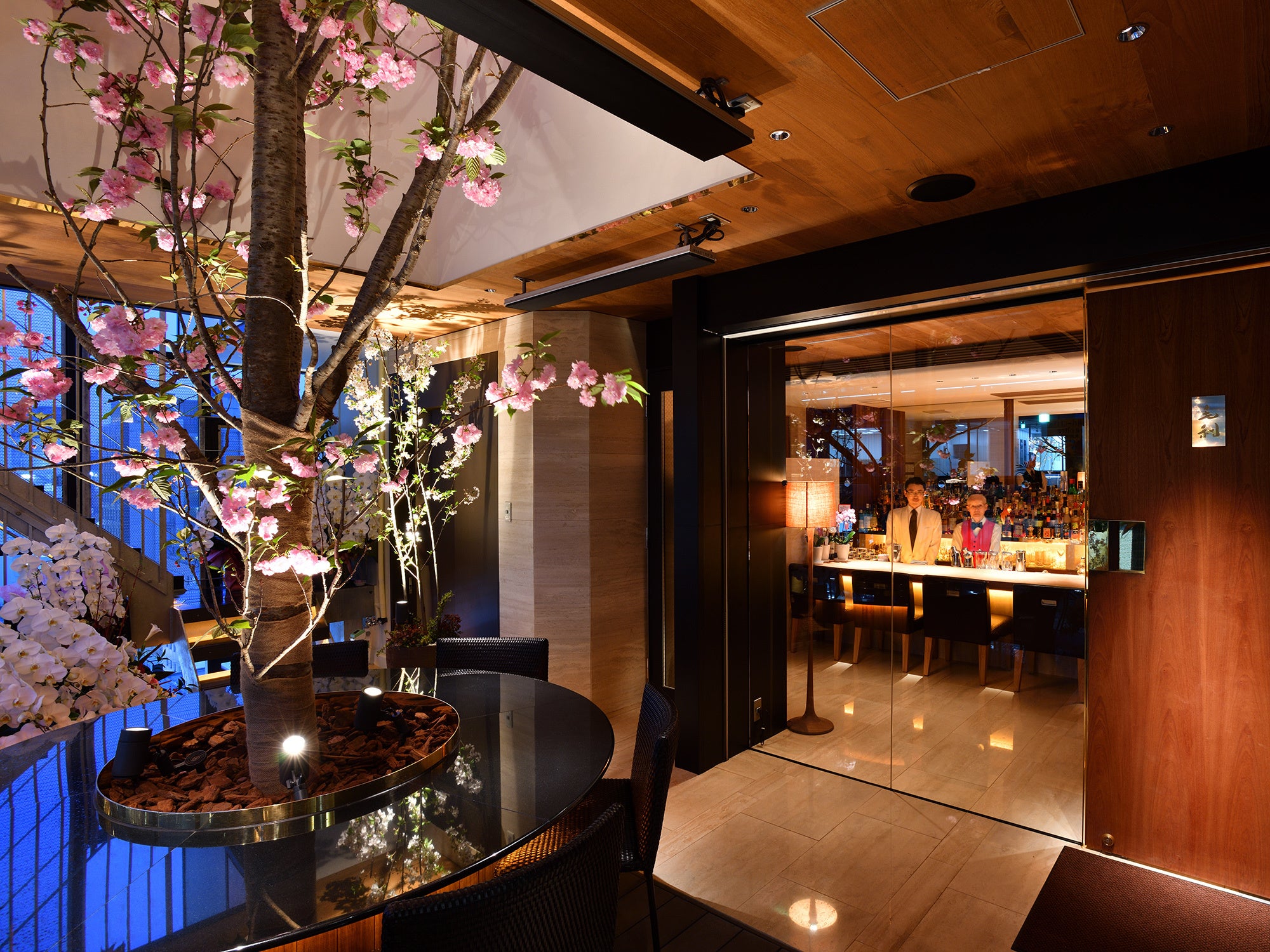 MORI BAR GRANエントランスと、13階テラス席の八重桜（2020年4月撮影）