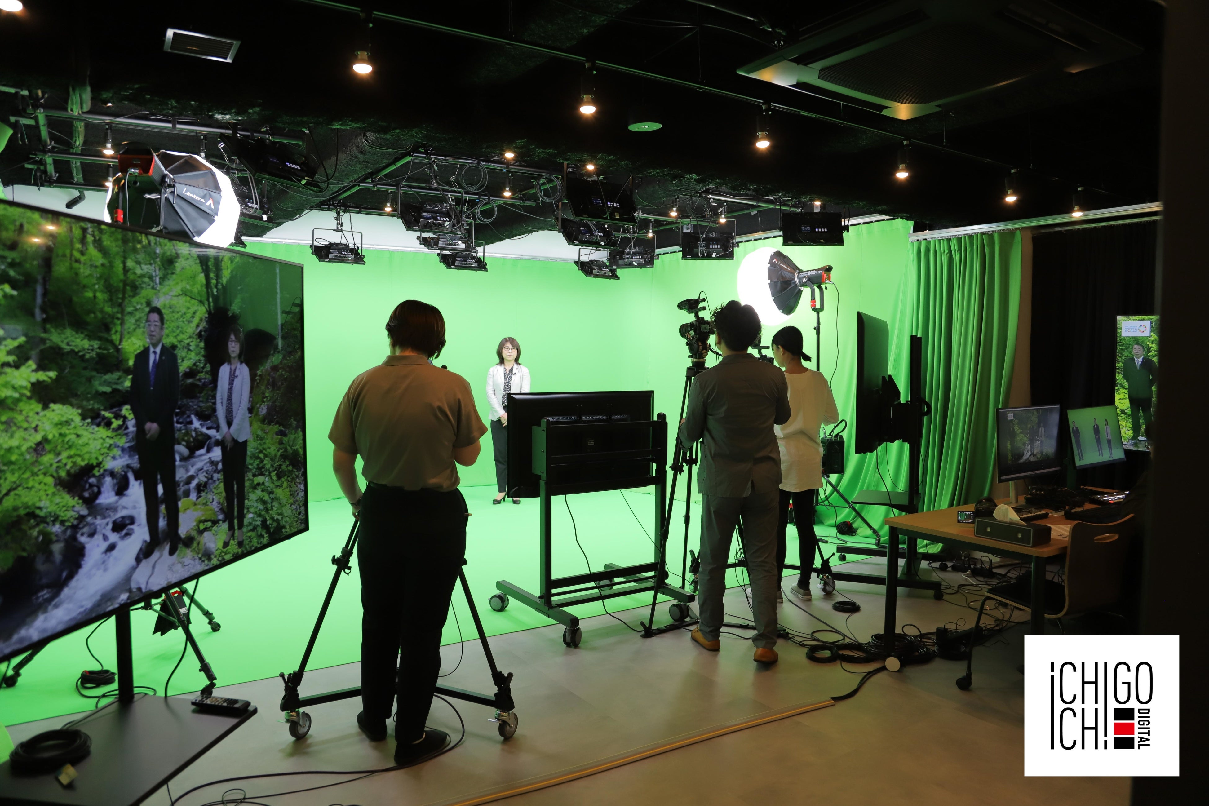 全身投影が可能な広いスタジオ