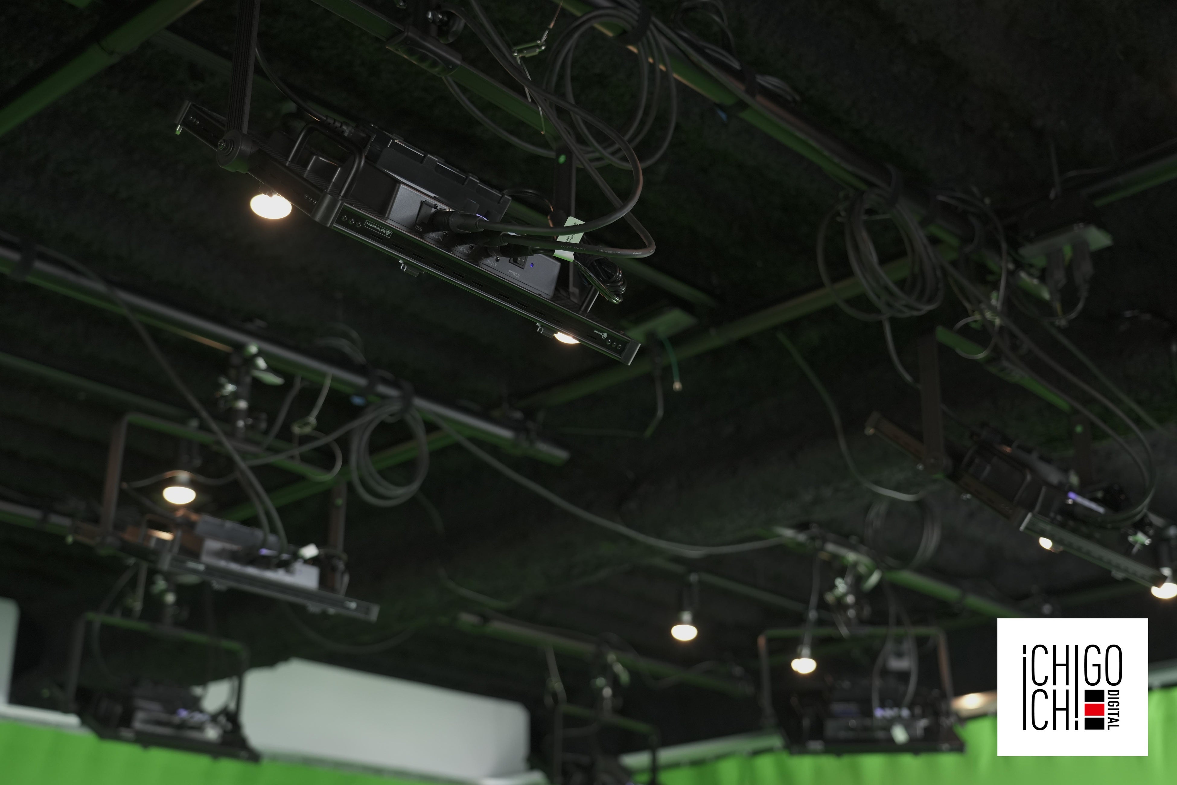 演者を明るく照らす照明