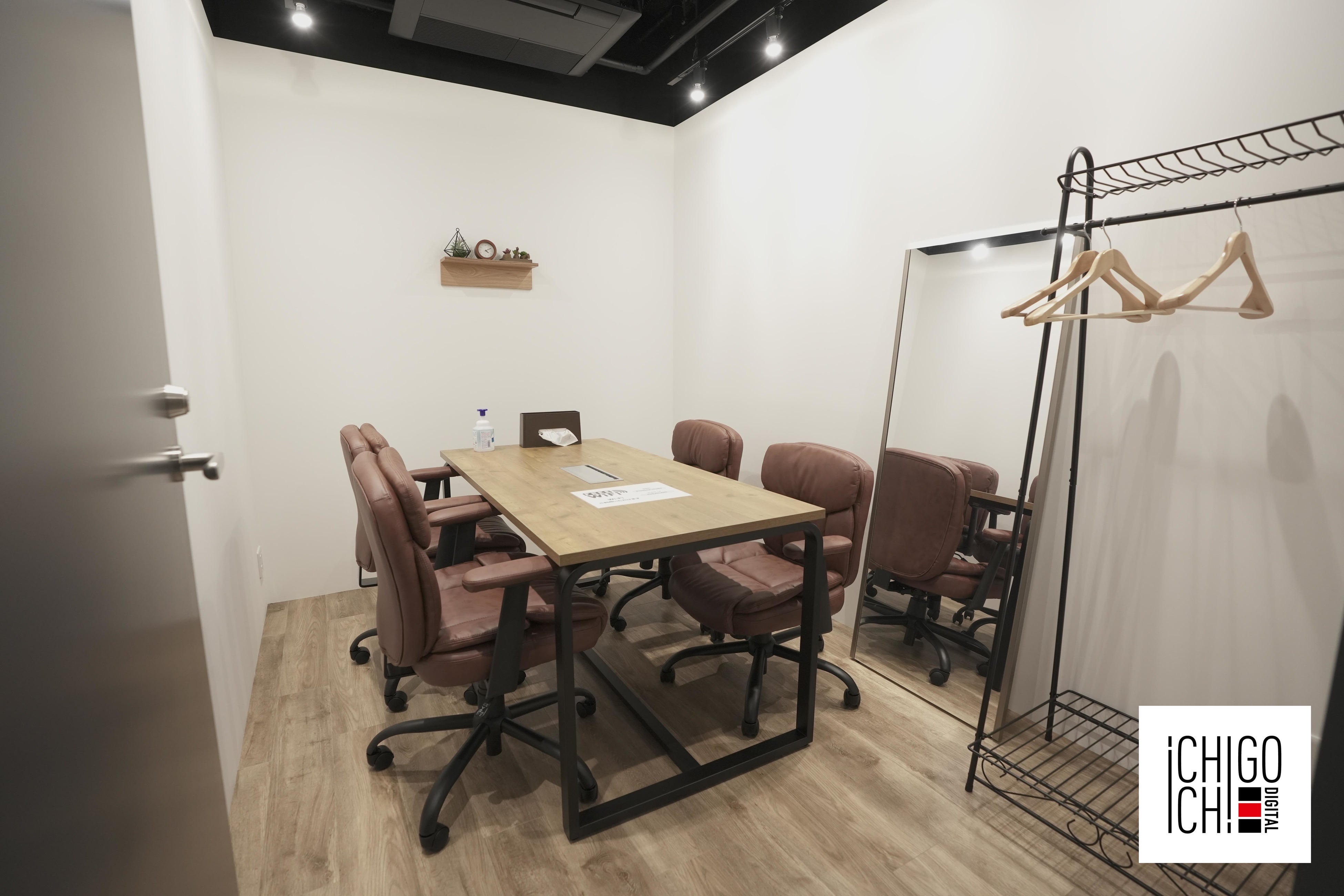 スタジオに併設する控室