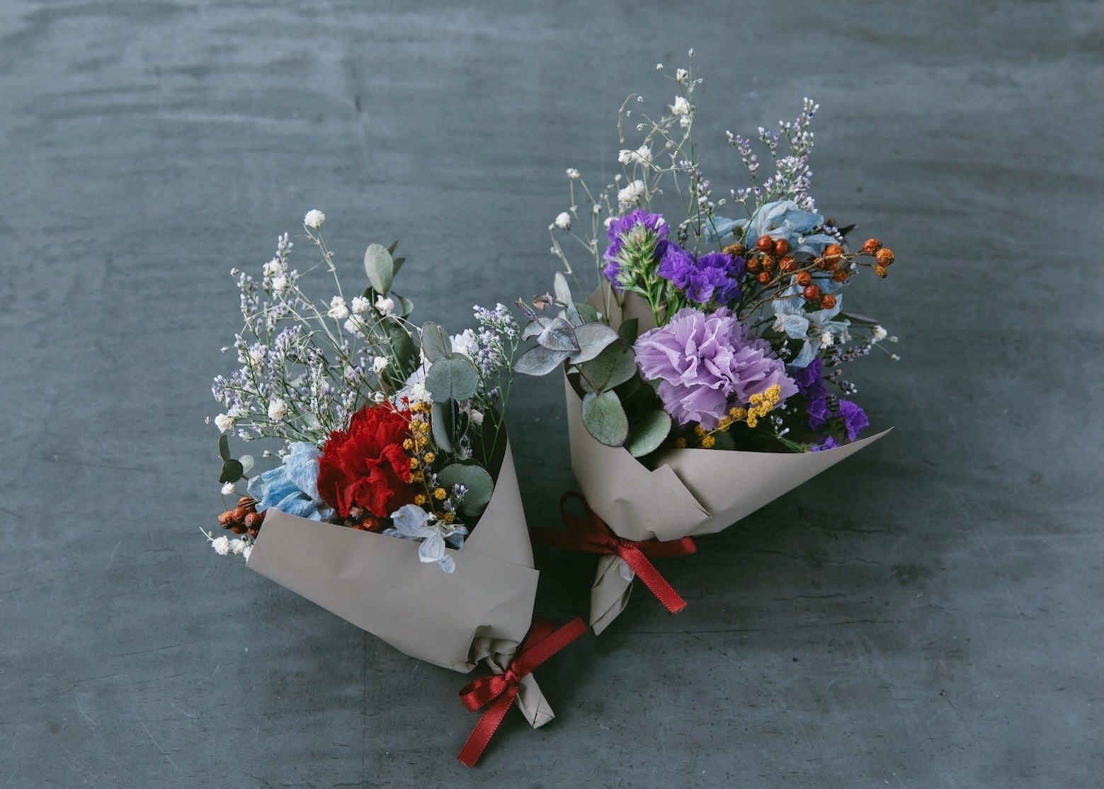 オンラインショップではレッド&ブルーのブーケ、直営店《& OIMO TOKYOペニンシュラ本店・& OIMO TOKYO CAFE 中目黒》では数量限定のラベンダーカラーのブーケを購入可能です。