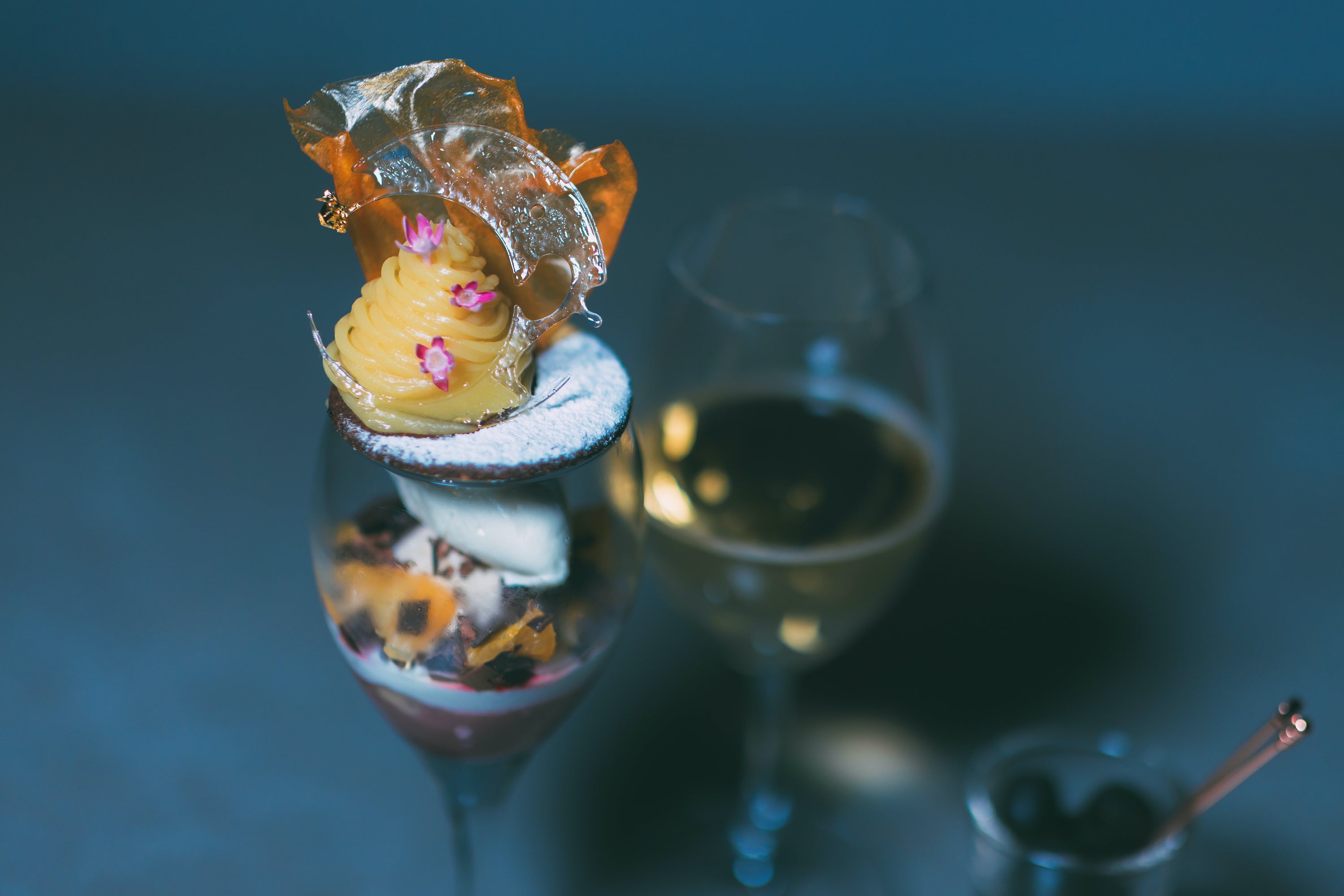 【秋限定tobariパフェ：秋の夜の帳が下りる頃に〜芋名月〜　¥1,500-（税込）】& OIMO TOKYOで提供しているメディアでも話題の『蜜芋モンブランパフェ』を、tobariでは大人パフェとしてリメイク。