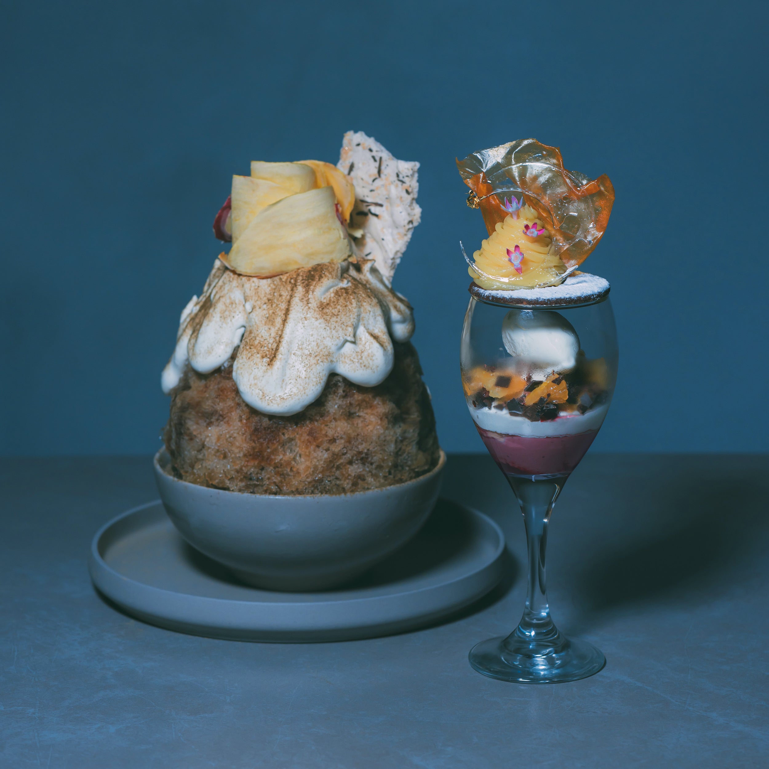 【左：蜜芋ほうじ茶かき氷 ¥2,200-／右：秋の夜の帳が下りる頃に〜芋名月〜¥1,500-】