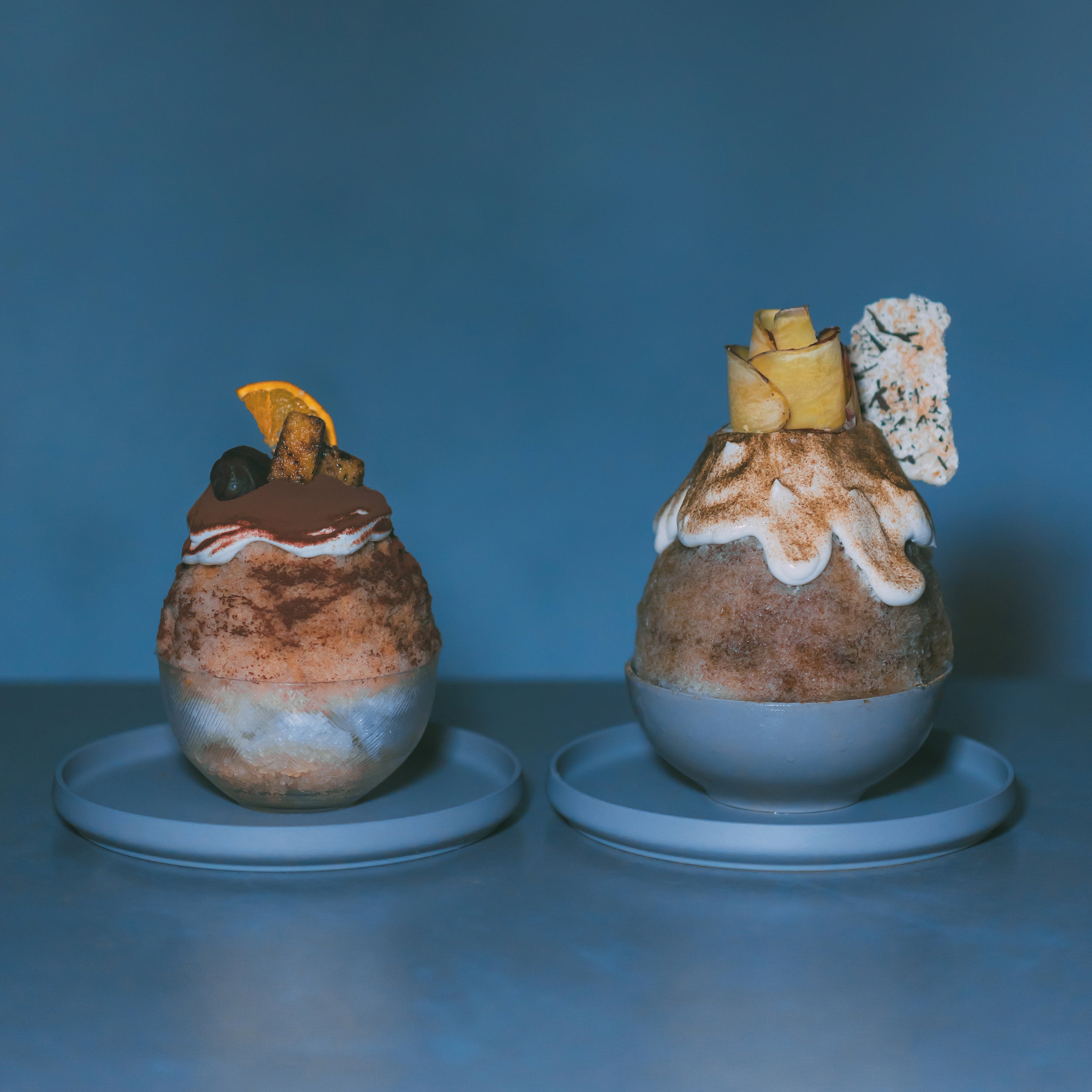 【左：蜜芋とやまえ栗のティラミス秋氷 ¥1,950-／右：蜜芋ほうじ茶かき氷 ¥2,200-】