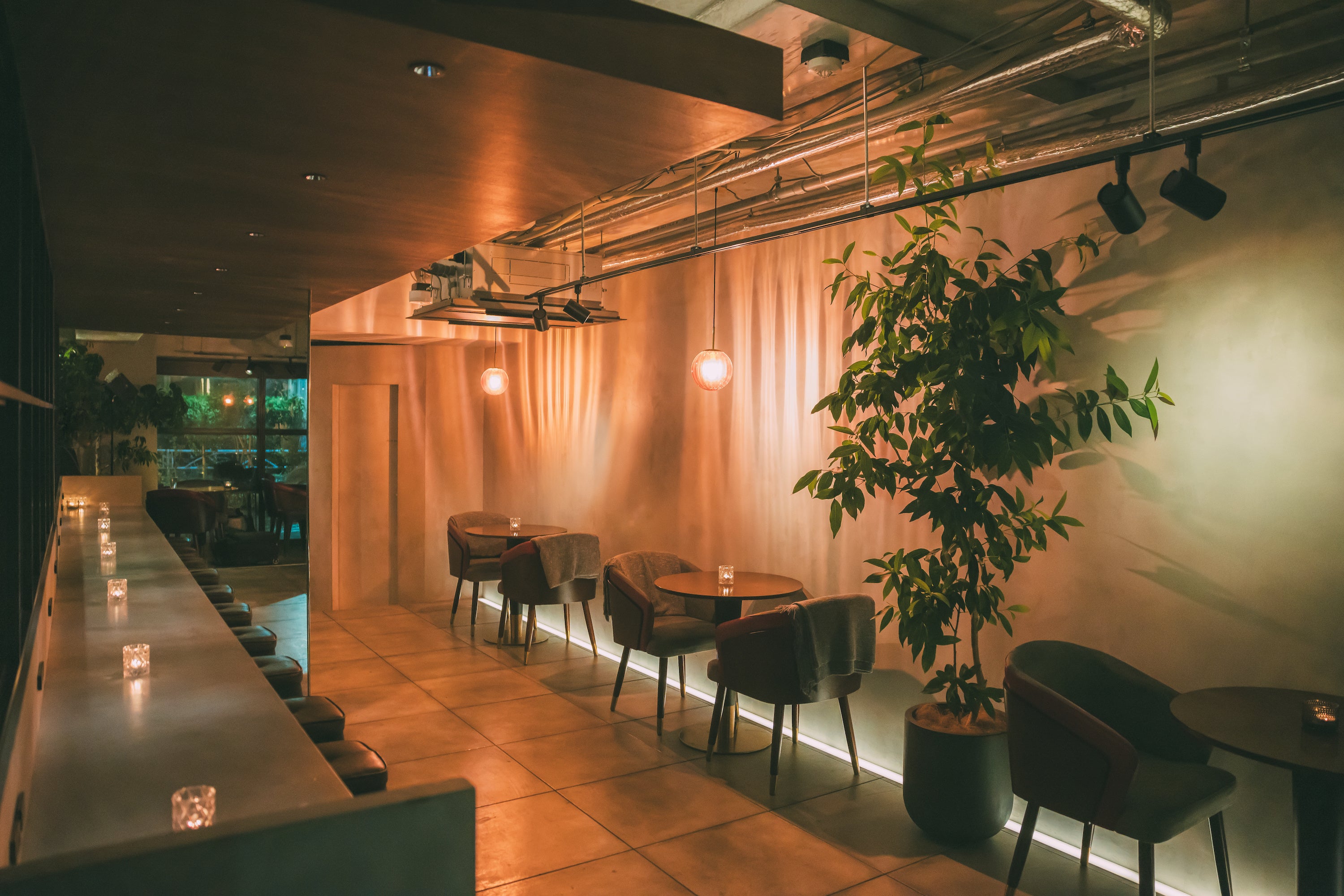 18時からは、店内の照明を抑え、全席にキャンドルを灯すことでプライベートな空間を演出。落ち着いた雰囲気を意識し、より幅広い世代のお客さまにゆっくりご利用いただけます。