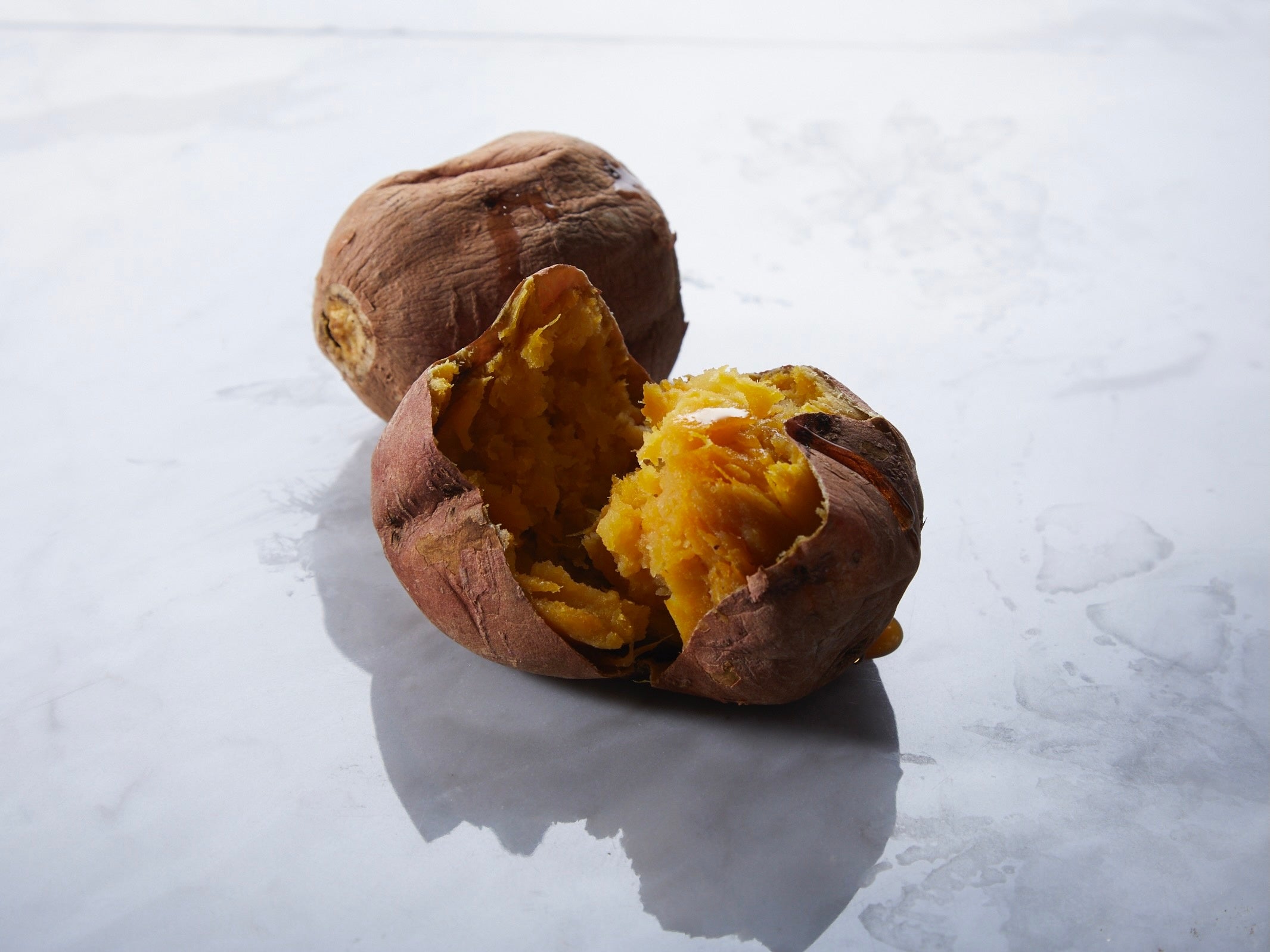 種子島の契約農家では収穫から熟成、炭火焼きまで一貫生産をしているこだわりの蜜芋（安納芋）。