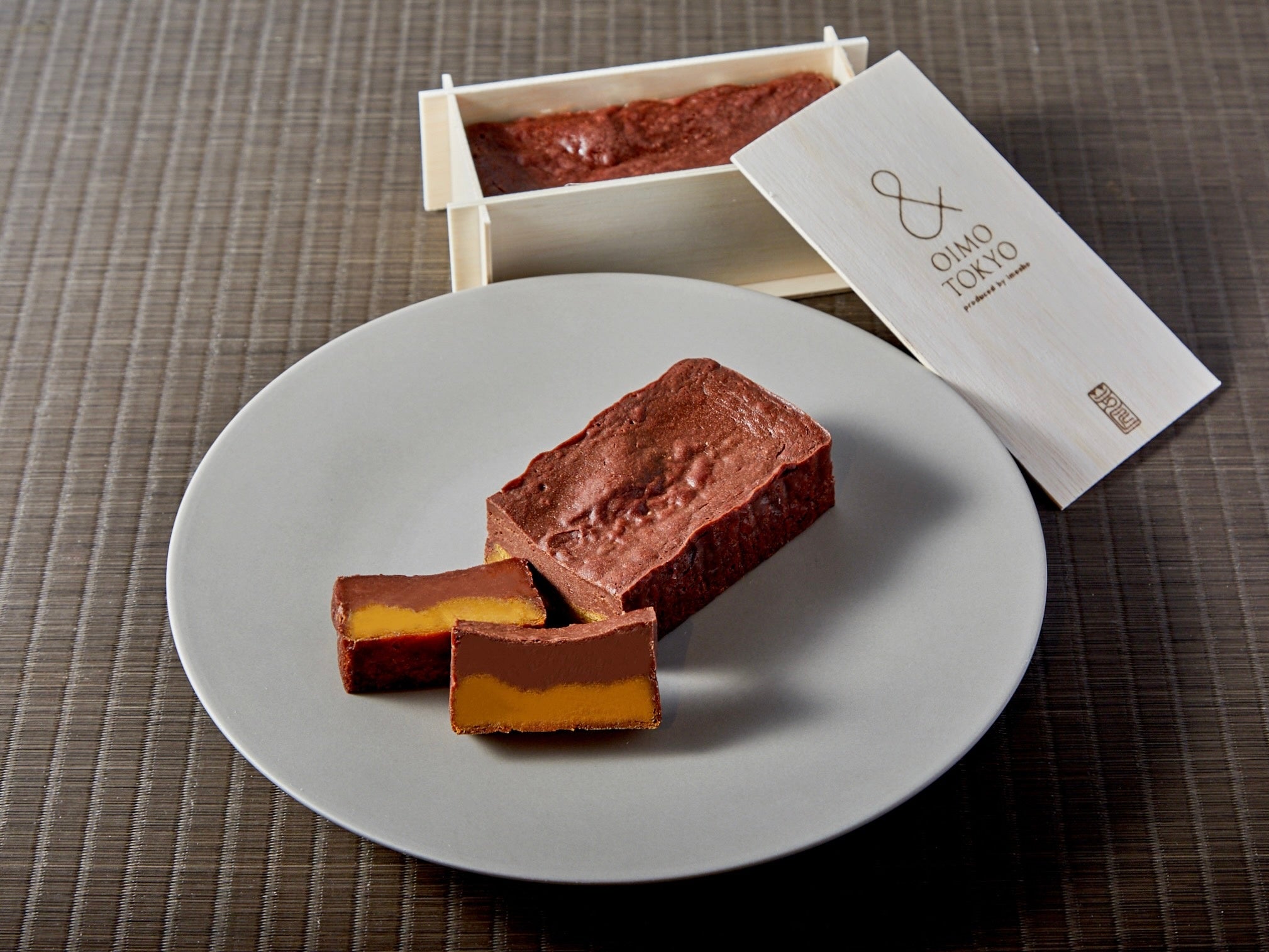 通常パッケージ 4,300円、ギフトラッピング 4,600円