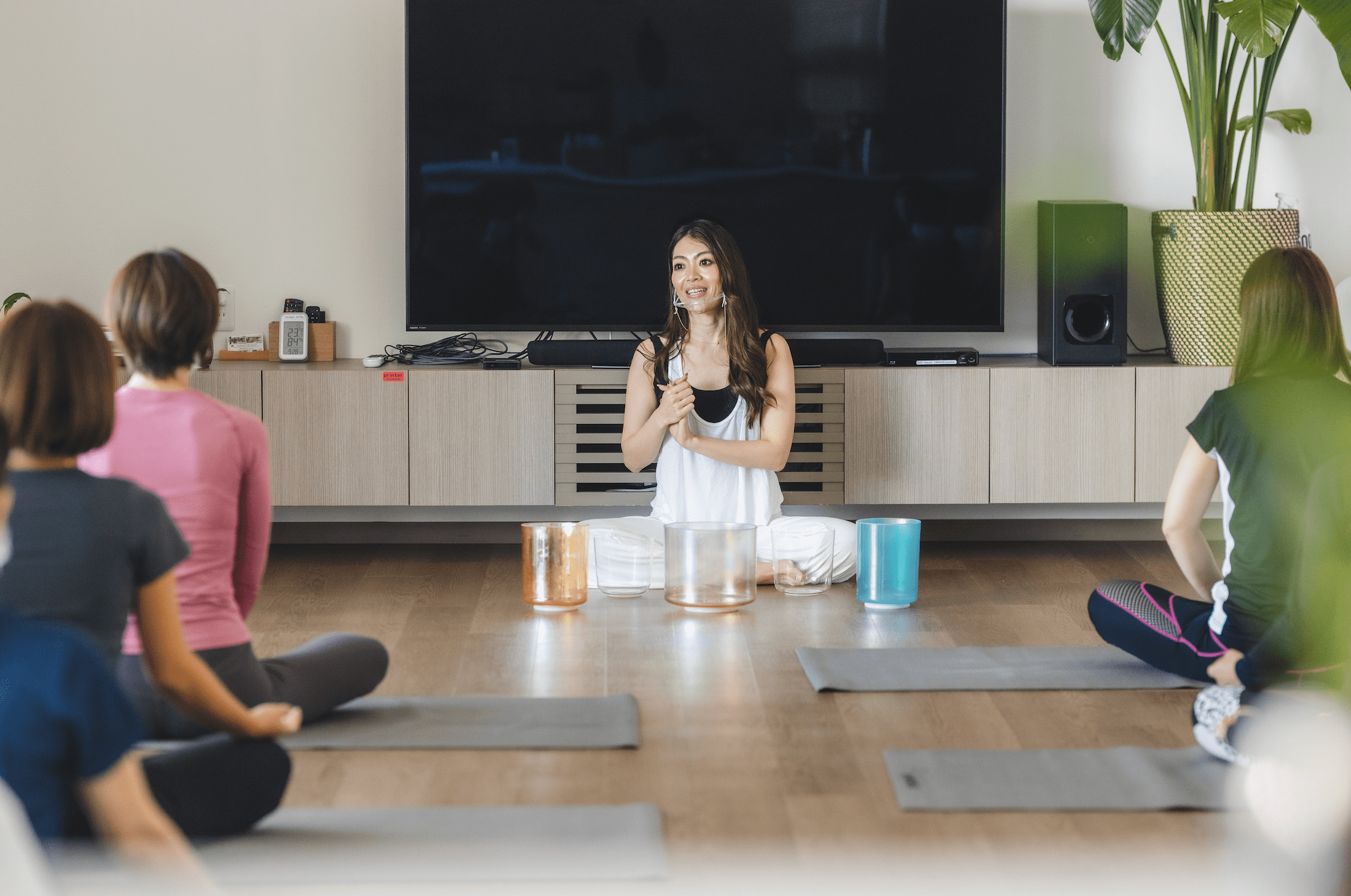 受講生にヨガ哲学を教える、MAJOLI代表の横幕