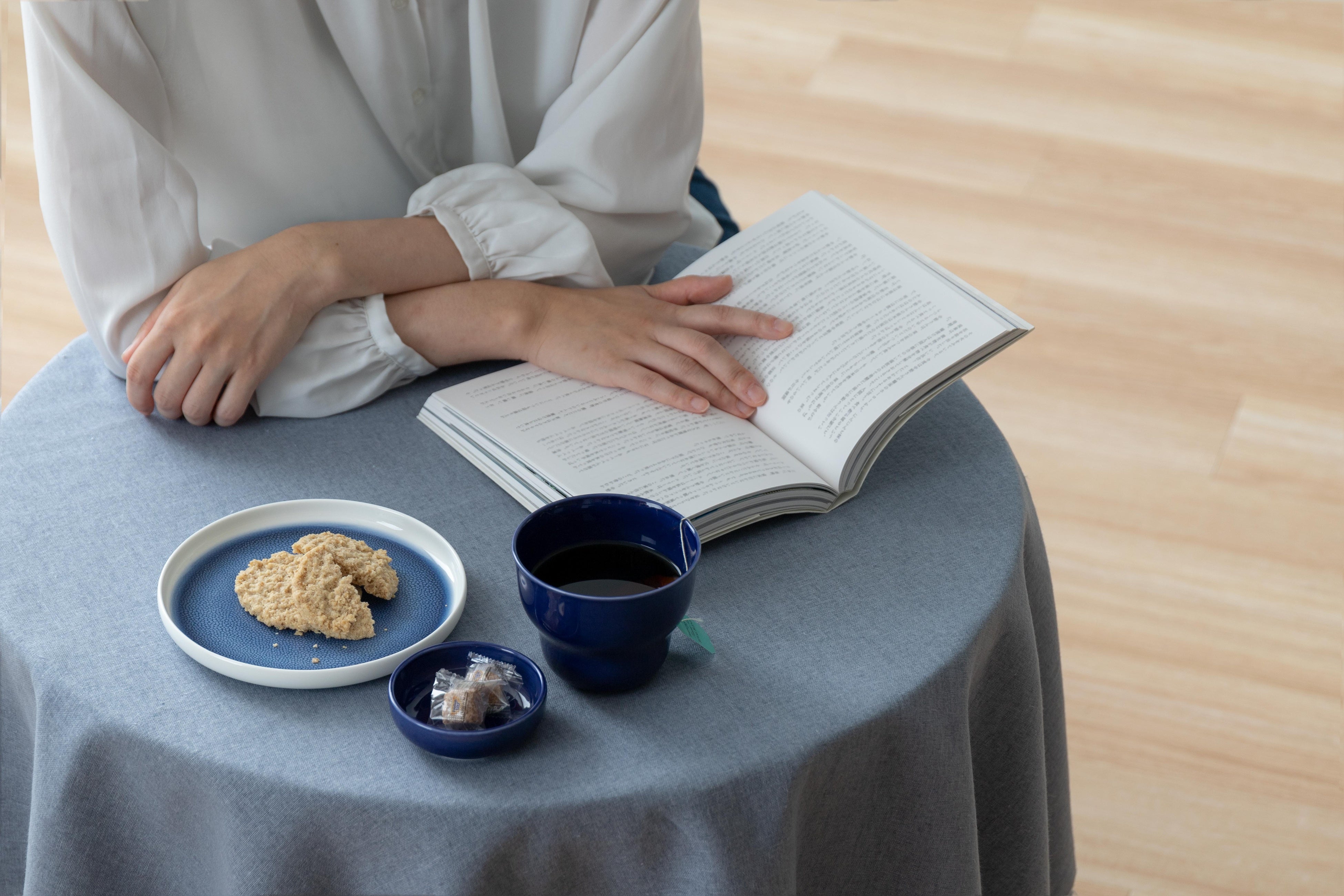 〈ME-TIME〉自分のために、ゆったりと過ごす時間。本を読み、音楽にじっと耳を傾けるような静かなひとときです。当たり前のことのようで、忙しい毎日の中で忘れてしまいがちな休息の時間をお気に入りの食器とともに。