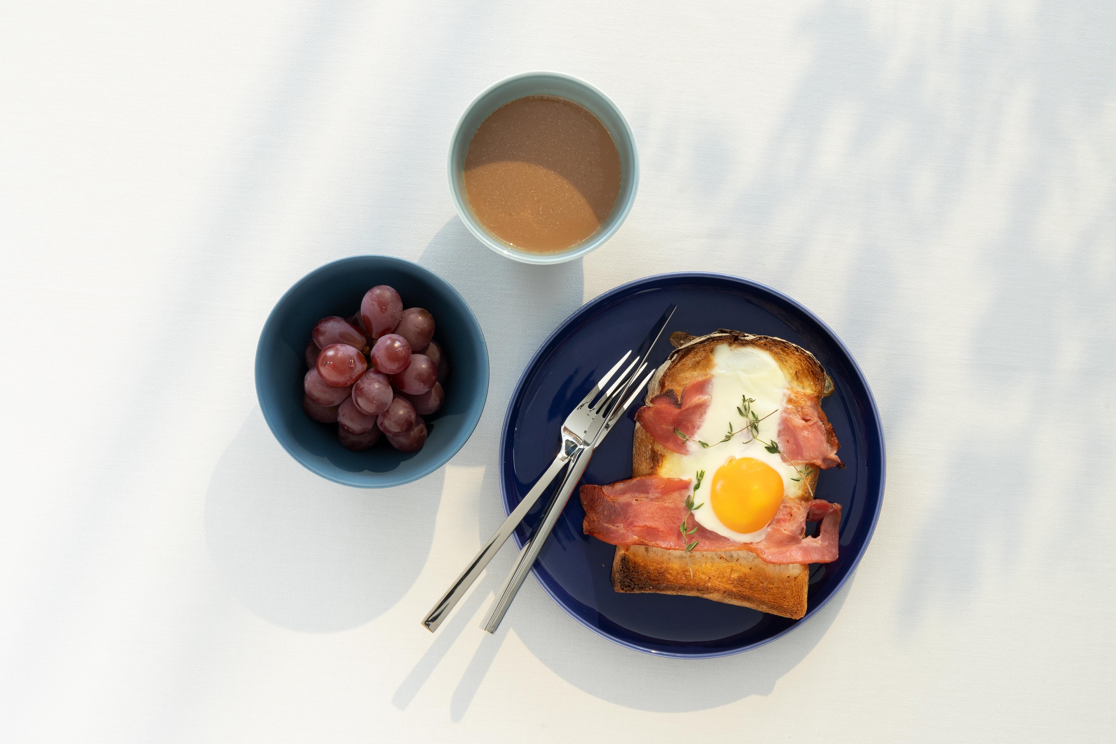 〈MORNING〉一日の始まりにあたたかな食事を作る。ひとつひとつをきっちりと行うのではなく、のんびりと好きな食器で好きなものを美味しくいただくという贅沢を。毎朝どの食器を使おうかと選ぶ小さな楽しみをジュリーは大切にしています。