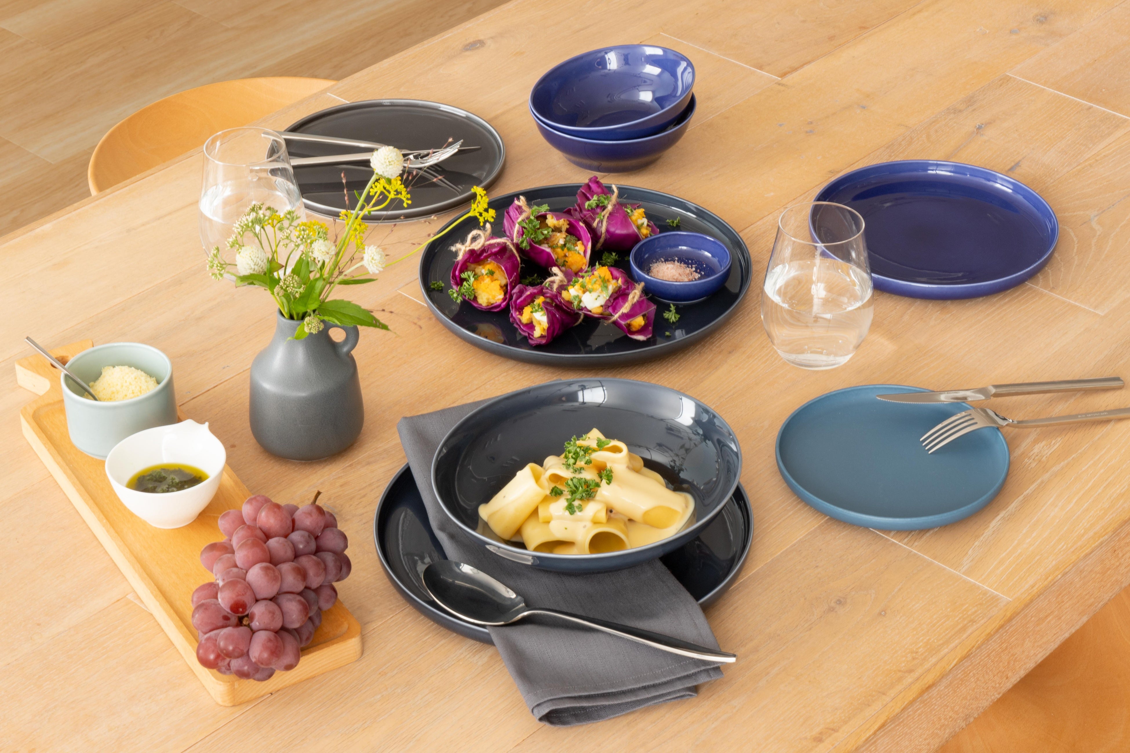 〈LUNCH〉異なる釉薬の質感を生かしたサイズ違いのプレートやボウルは、組み合わせ次第で様々なコーディネートを楽しむことができます。自分一人の気ままな食卓や、友人と囲むランチパーティなど小物を取り合わせて自由にアレンジを楽しんでみてはいかがでしょう。