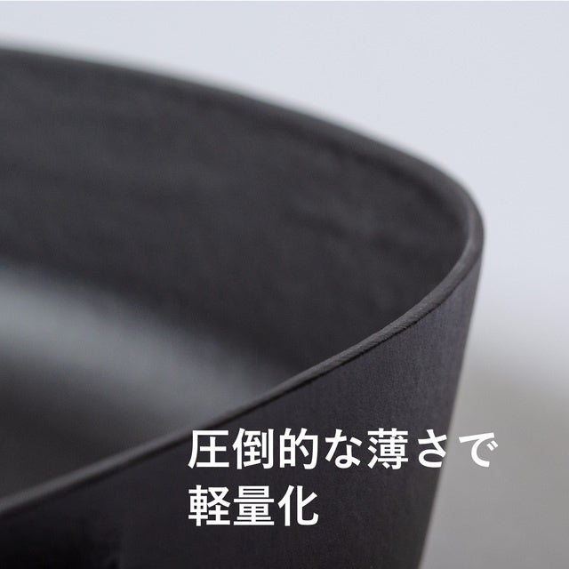 側面を極限まで薄くし軽量化を実現！