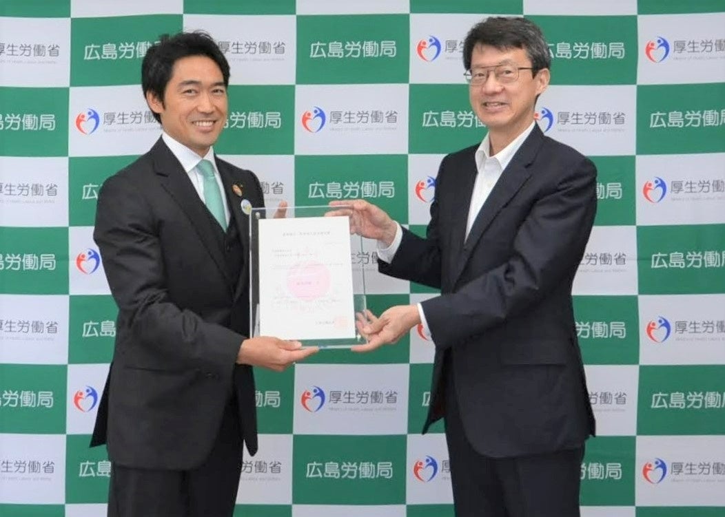 『えるぼし認定通知書交付式』 (左:丸善製薬 代表取締役社長 日暮 泰広 右:広島労働局長 釜石 英雄氏)