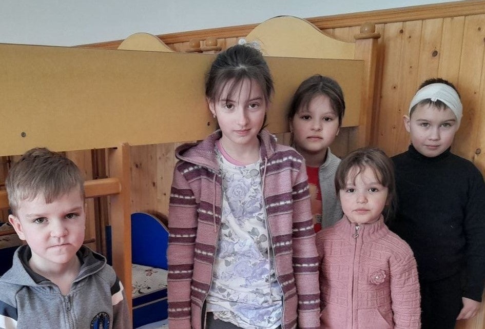 避難施設で過ごす子どもたち　(写真：チェルノフツィユネスコ文化センター　ウクライナ)