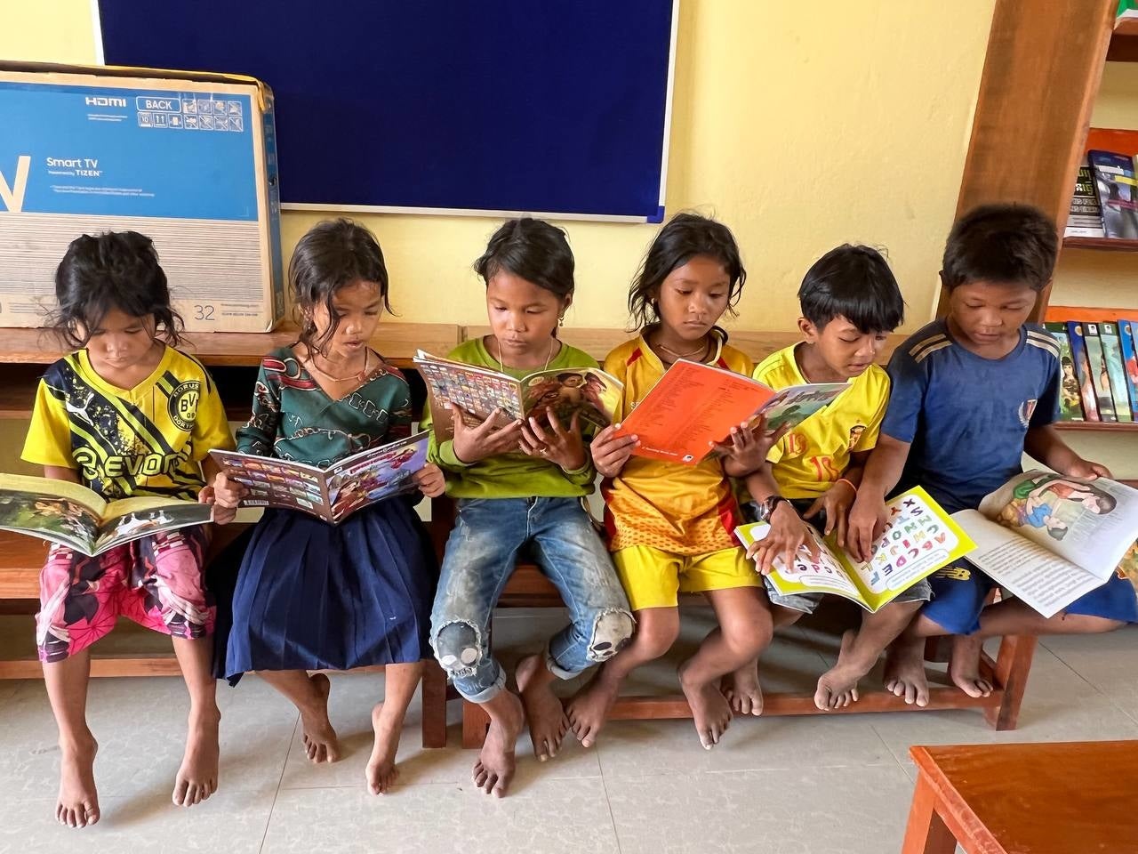 寄贈図書を読む子どもたち