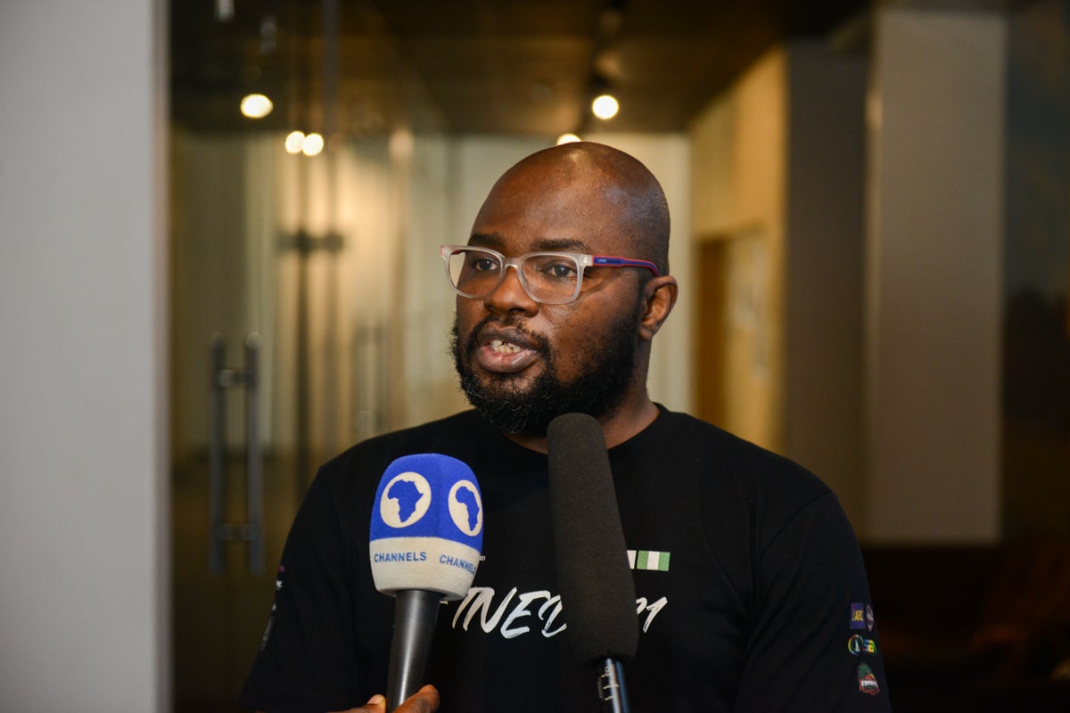 現地TV局の取材を受けるEmmanuel氏