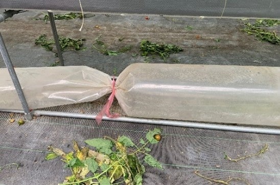 紐で縛ることで調整したダクト