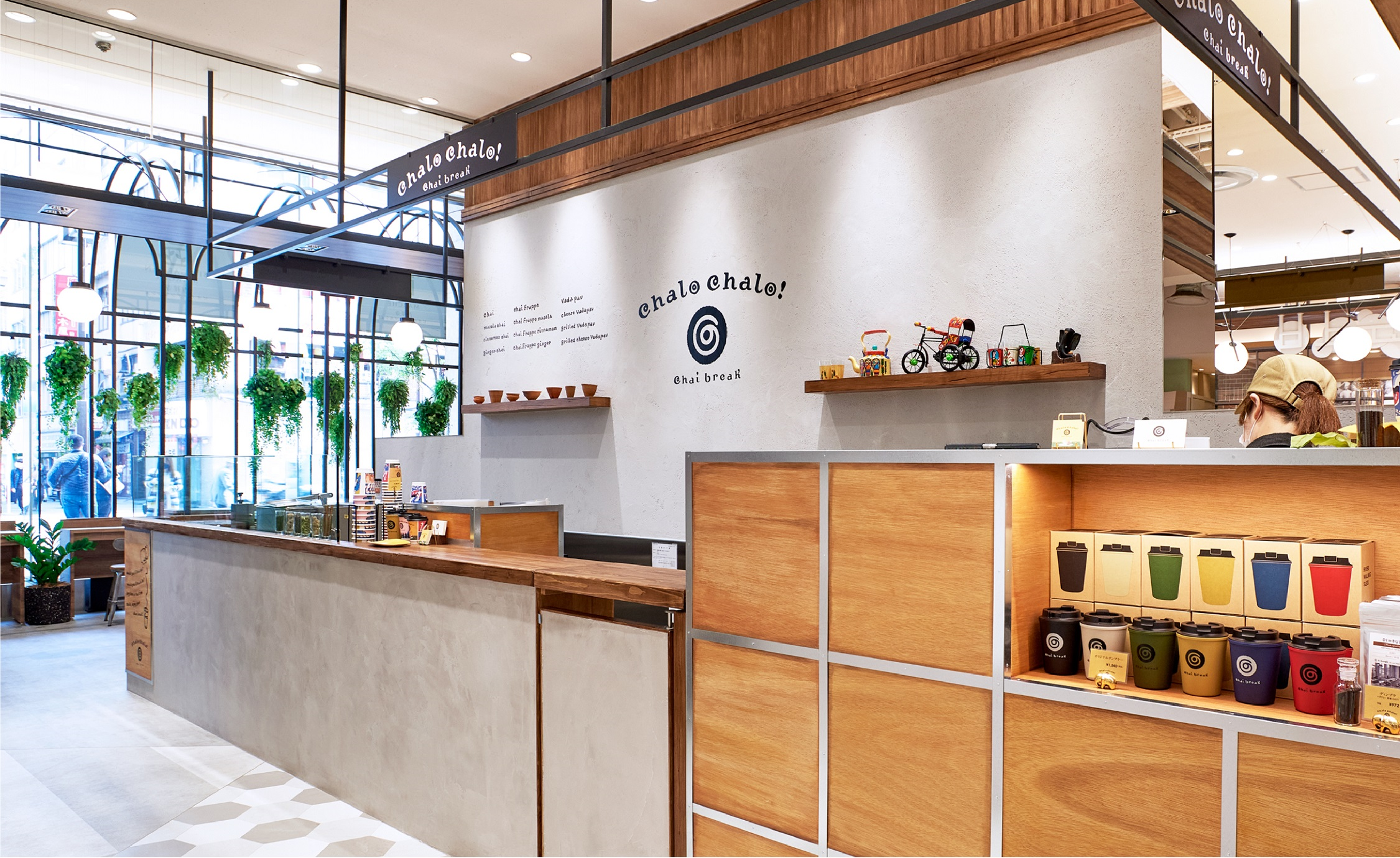 「インドのストリート感」をテーマにした明るい店舗