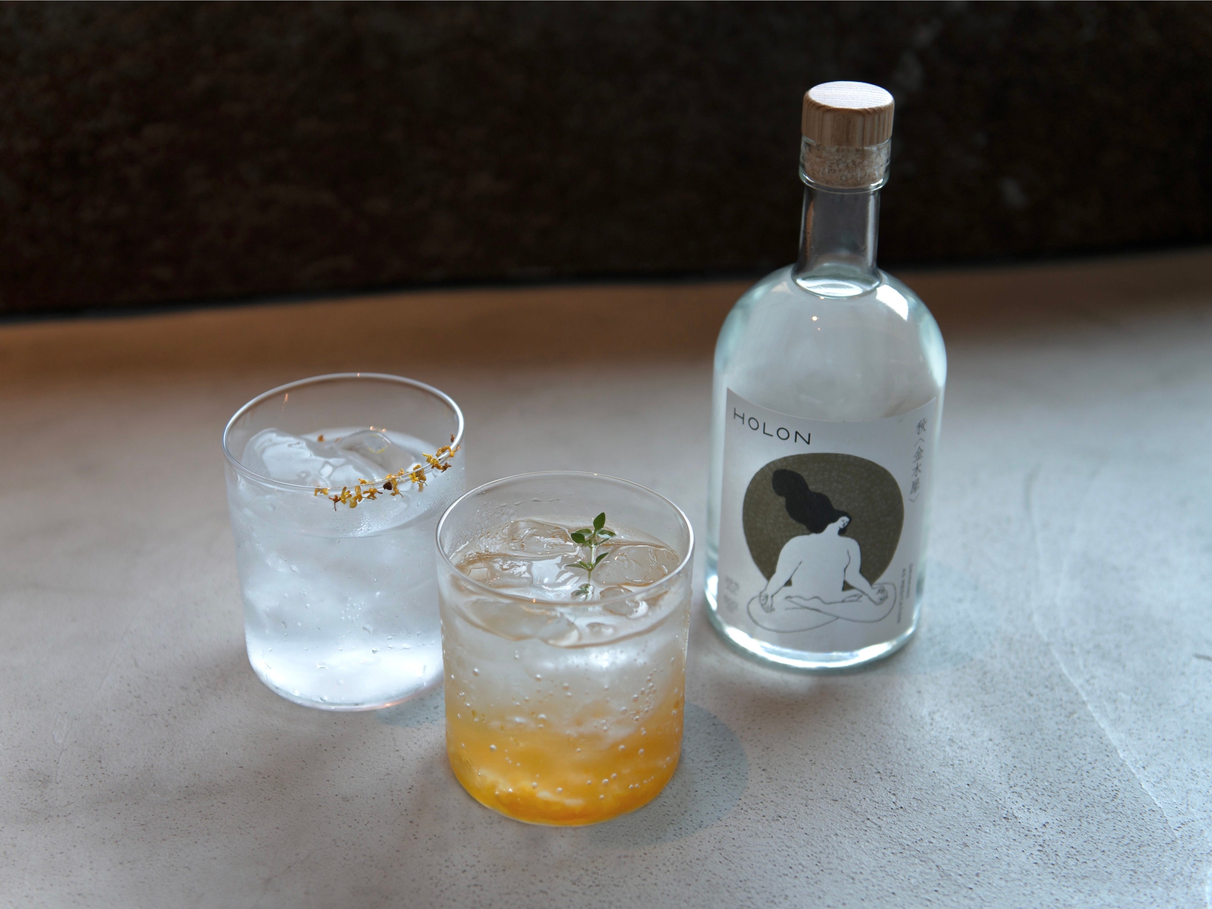 （左）金木犀のジントニック （手前）杏のジンソーダ