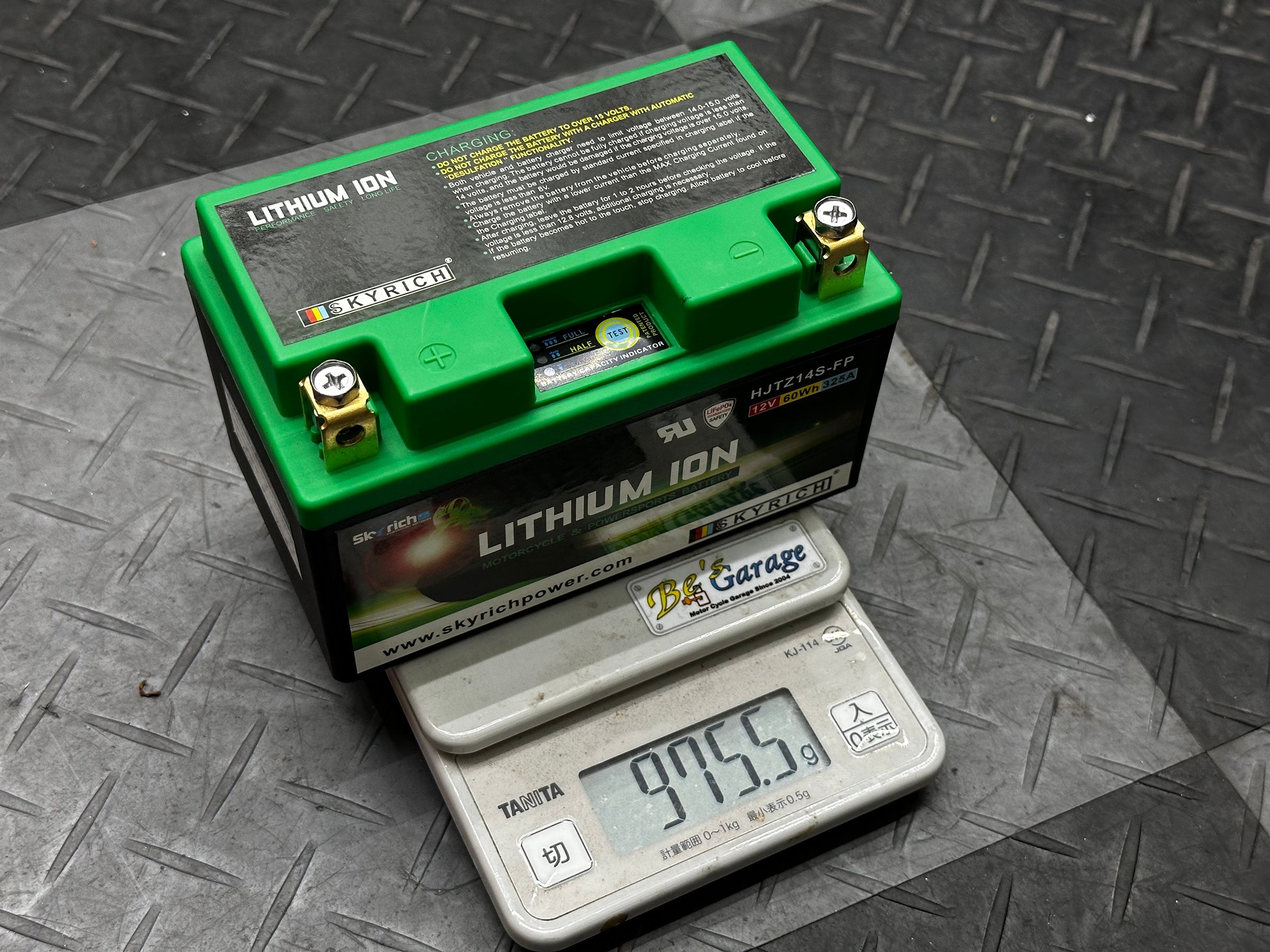 純正鉛バッテリーの1/3の軽さ