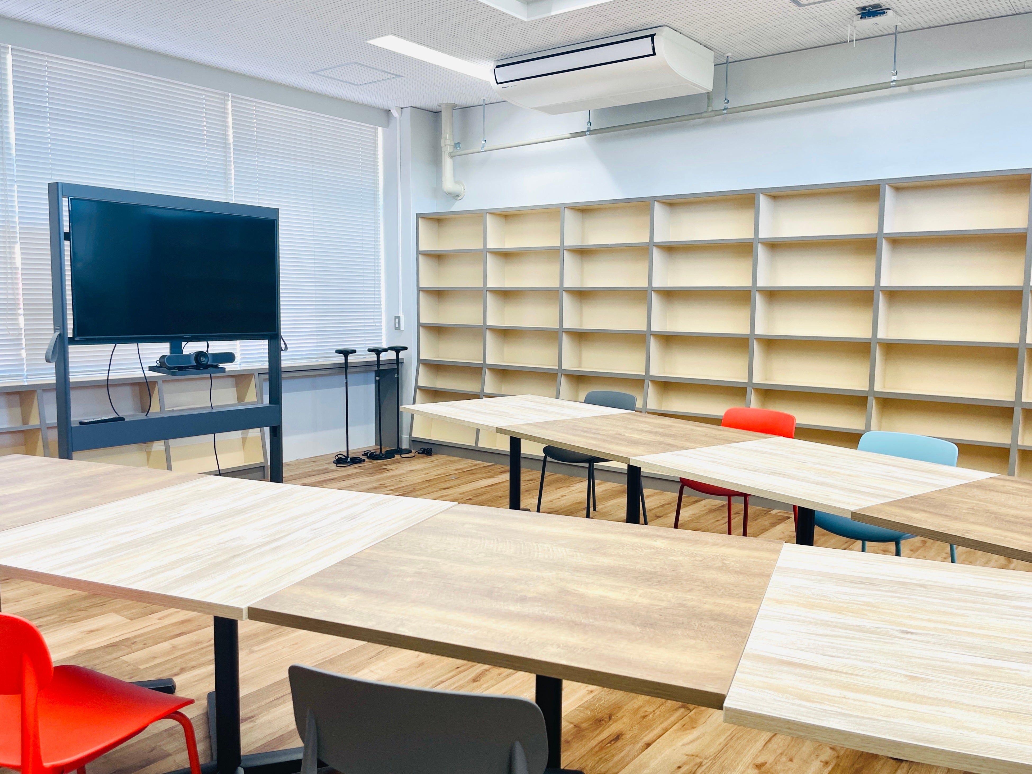 日御碕サテライトオフィスのモニター付き会議室